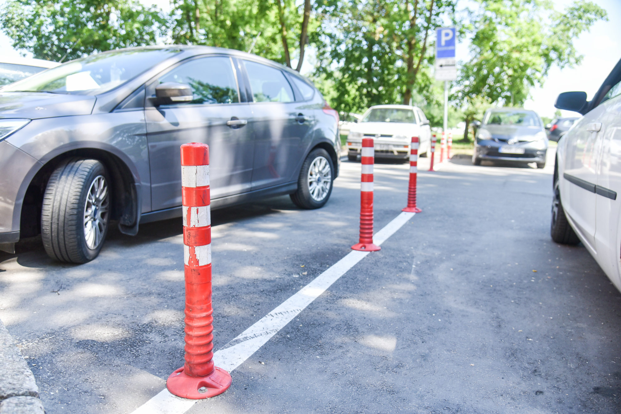 Nebesurandančius, kur pastatyti automobilį, daugiabučių gyventojus pastaruosius metus Panevėžio savivaldybė ragino pasiplatinti per ankštas dabartiniams laikams aikšteles kiemuose. Tačiau tokia idėja pasinaudojo vos saujelė namų, o šįmet tokio prašymo nepateikė nė viena namo bendrija.