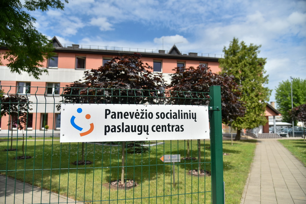 Baigiantis karantinui vieniši ir ligoti senjorai prie savo durų sulaukia jau ne vien krepšelio su maistu ir vaistais, bet ir į namus užsukančių socialinių darbuotojų.