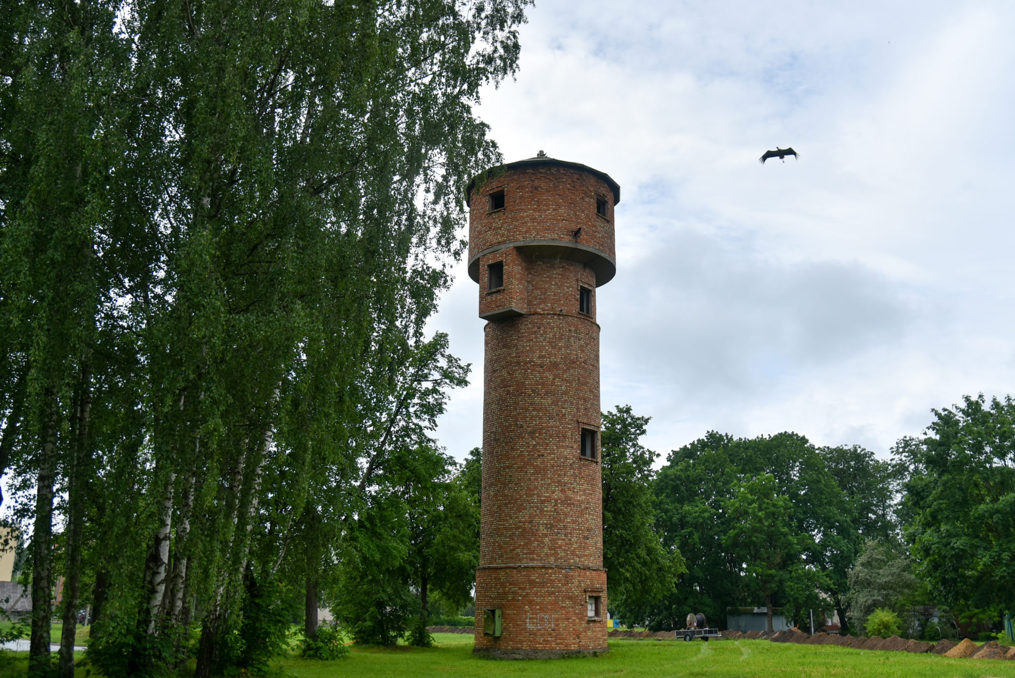 Panevėžio rajono gyventojai vieną dieną atsisukę vandens čiaupus iš jų gali nesulaukti nė išvarvėjusio lašo. Tokia išties dramatiška perspektyva veriasi, jei kaimo žmones geriamuoju vandeniu aprūpinantiems krūvai tiekėjų – žemės ūkio bendrovėms, ūkiams ir netgi pačios Savivaldybės įmonei Velžio komunaliniam ūkiui teismuose nepavyks įrodyti, kad jiems aplinkosaugininkų suskaičiuotos šimtatūkstantinės sankcijos yra tiesiog biurokratizmo ir įstatymo spragų padarinys.