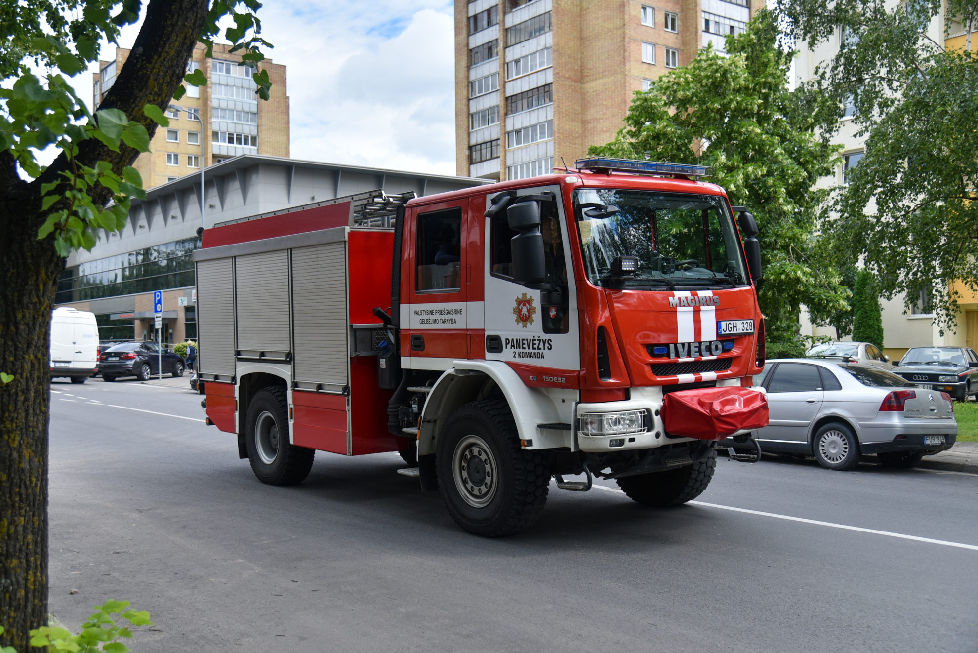 Panevėžyje naktį liepsnos nusiaubė garažą ir jame buvusį automobilį.