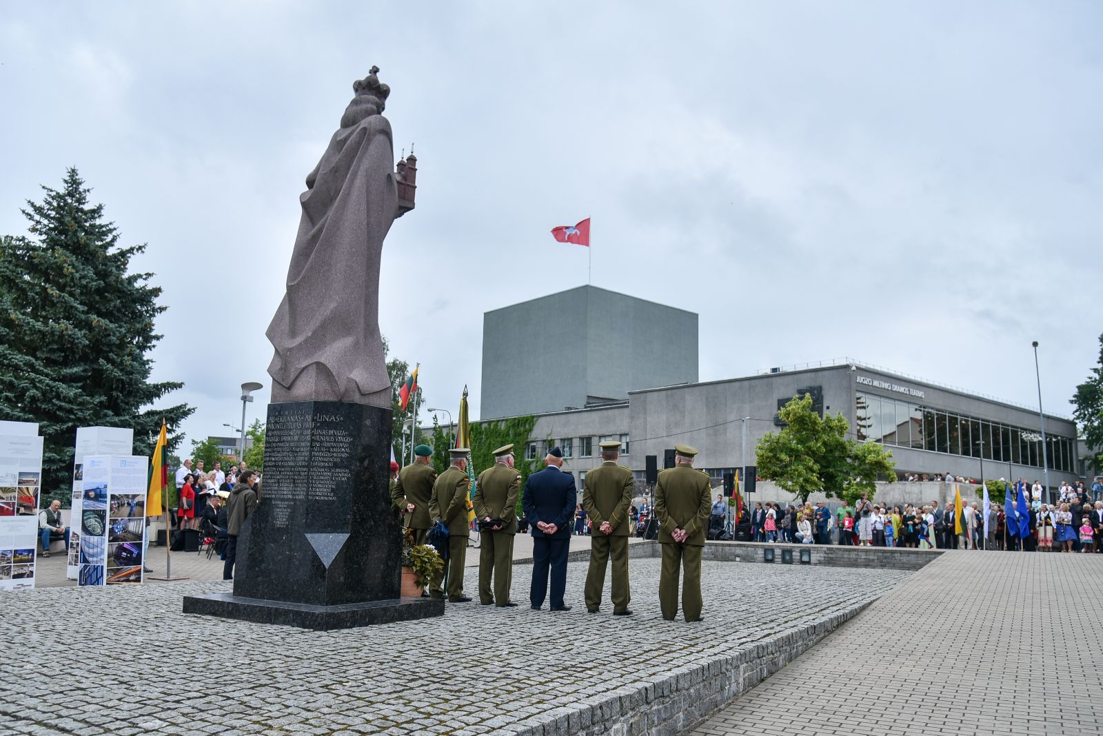 Maldomis už Lietuvą Kristaus Karaliaus katedroje ir iškilmingu vėliavos pakėlimu prie Panevėžio įkūrėjo kunigaikščio Aleksandro paminklo miestas pradėjo švęsti Valstybės arba Karaliaus Mindaugo karūnavimo dieną – vieną iš kelių šimtametes Lietuvos valstybingumo tradicijas žyminčių švenčių.