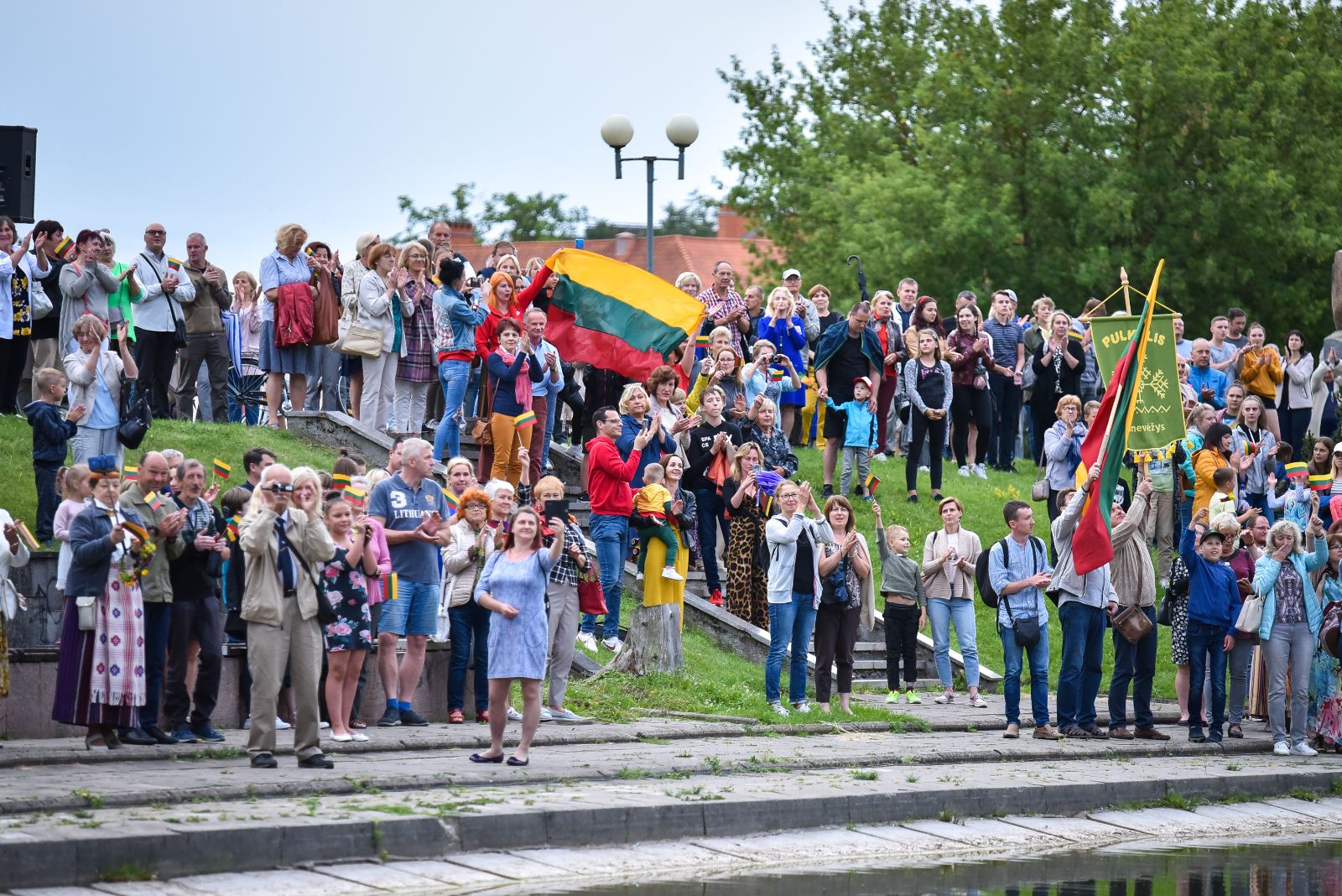 Liepos 6-ąją valstybės švente 1990 m. spalio 25 d. paskelbė tuometinė Aukščiausioji Taryba-Atkuriamasis Seimas. Nuo tada ši diena švenčiama kasmet, nebe vieneri metais prigijusi ir itin graži tradicija Mindaugo karūnavimo dieną vainikuoti himnu. Jį minios tautiečių šventės vakarą traukia kiekviename mieste ar didesniame miestelyje, prisijungia net emigrantai užsienio šalyse.