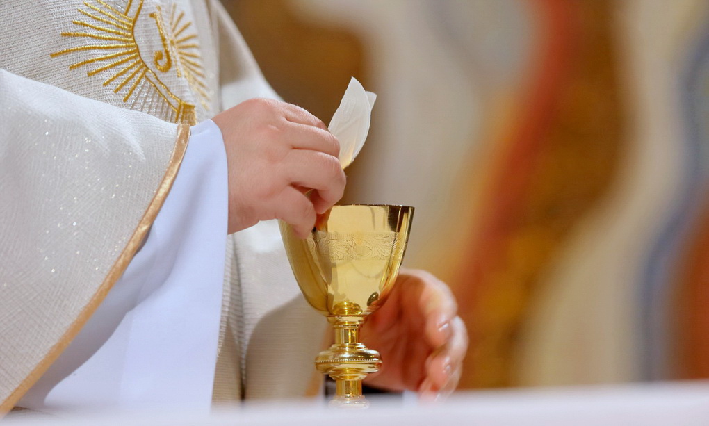 Dėl rotacijos tarnystę Kristaus Karaliaus katedroje palieka jos klebonas Eugenijus Troickis, su Karsakiškio parapija atsisveikina ir kunigas Jonas Morkvėnas.