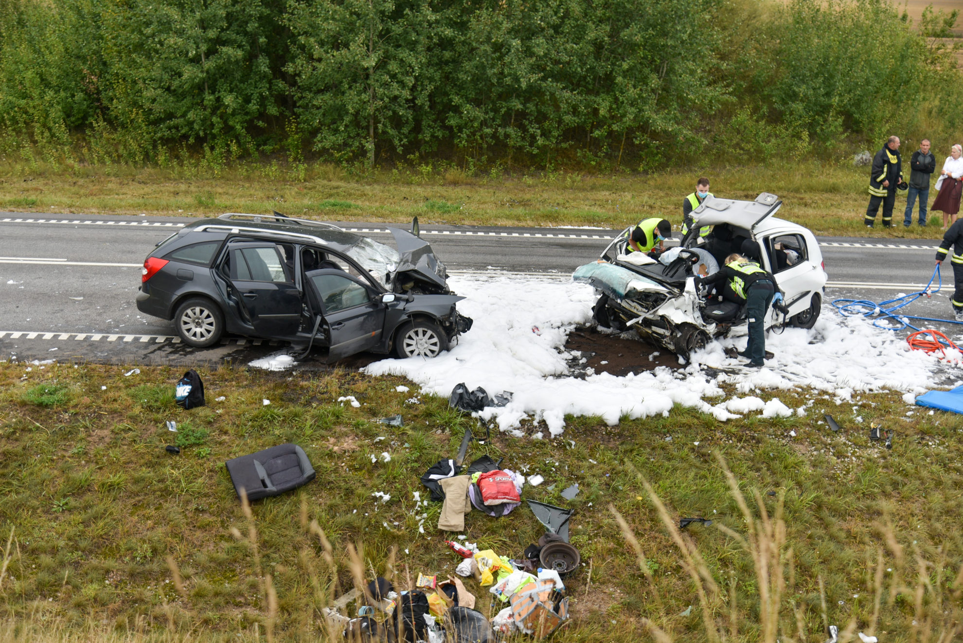 Kraupi avarija Panevėžio rajone: ketvirtadienio rytą susidūrus dviem automobiliams, du žmonės žuvo.