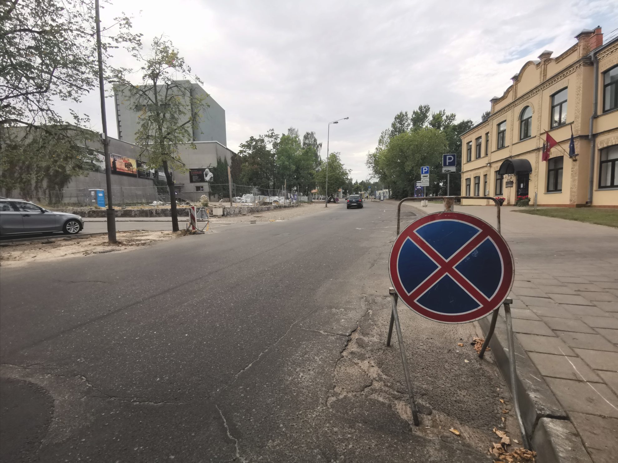 Jau nuo ateinančio pirmadienio tiek Panevėžio maršrutinių autobusų keleiviams, tiek automobilių vairuotojams teks pratintis po miestą važinėti kitaip. Pačiame jo centre prasidėjus dviejų gatvių – Elektros ir Vasario 16-osios atkarpos iki A. Smetonos gatvės – remontui daugiau nei metus ši dalis taps neišvažiuojama ir norint pasiekti ne vieną įstaigą, teks daugiau paėjėti pėstute. Dar kurį laiką šiomis gatvėmis bus leidžiamas tik lengvojo transporto eismas.