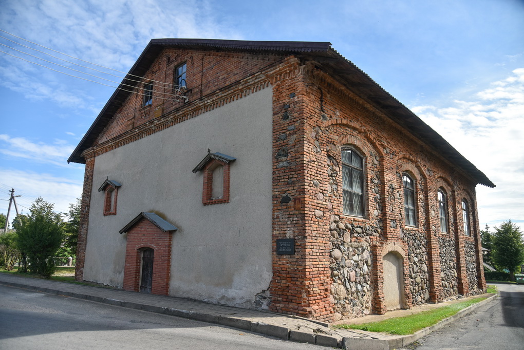 Buvo laikas, kai nedideliame Krekenavos miestelyje dauguma gyventojų buvo žydai, o pagrindinės gatvės kabėjo mirgėjo jų parduotuvių ir verslų iškabomis.