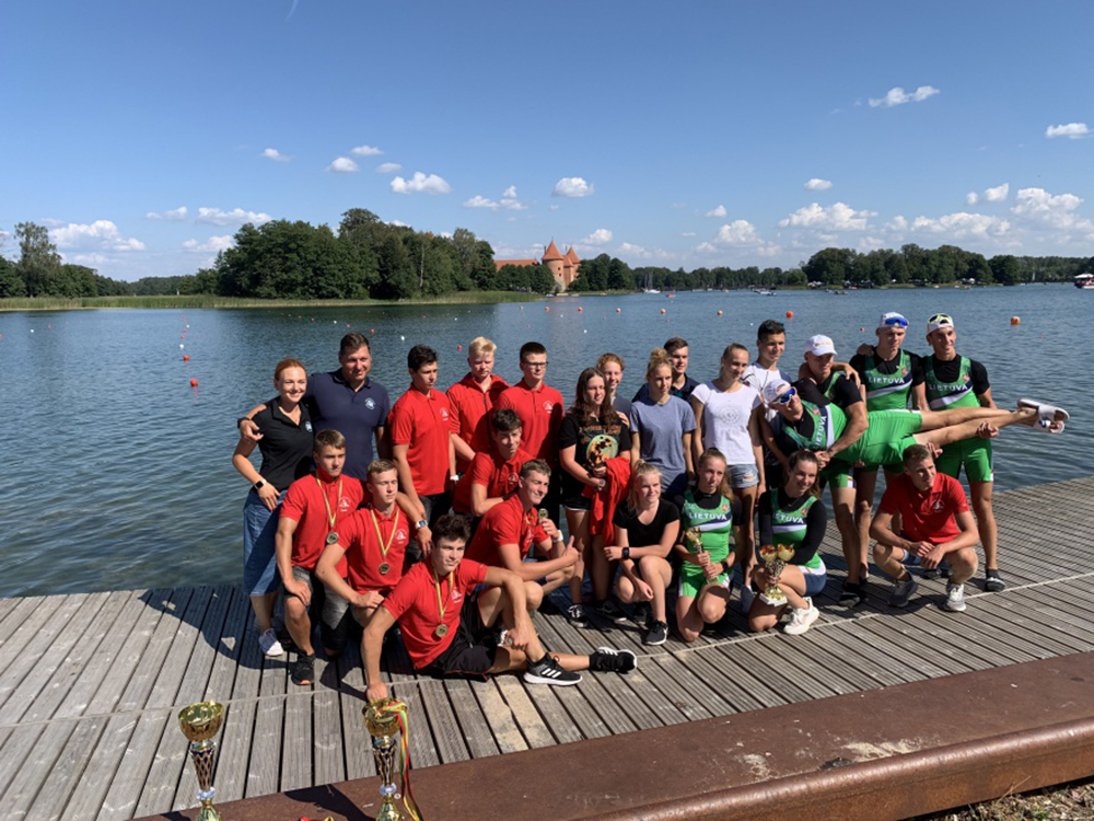 Trakuose vykusiame baidarių ir kanojų irklavimo Lietuvos jaunių – jaunimo čempionate puikiai pasirodė jungtinė Raimundo Sargūno sporto gimnazijos bei Panevėžio sporto centro auklėtinių komanda.