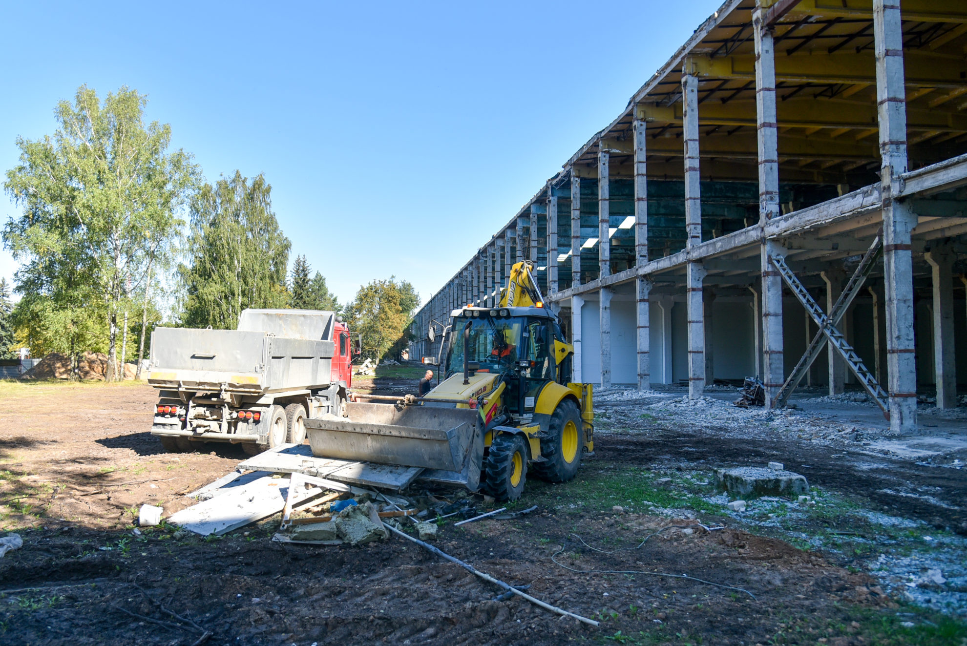 Prieš keturiolika metų bankrutavusios ir į daugybę įvairių savininkų rankų išdalytos kineskopų gamintojos „Ekrano“ gamyklos pastatas verčia naują istorijos puslapį. Byra tarybinės sienos, o buvusio cecho vietoje išaugs modernus sandėliavimo ir logistikos centras.