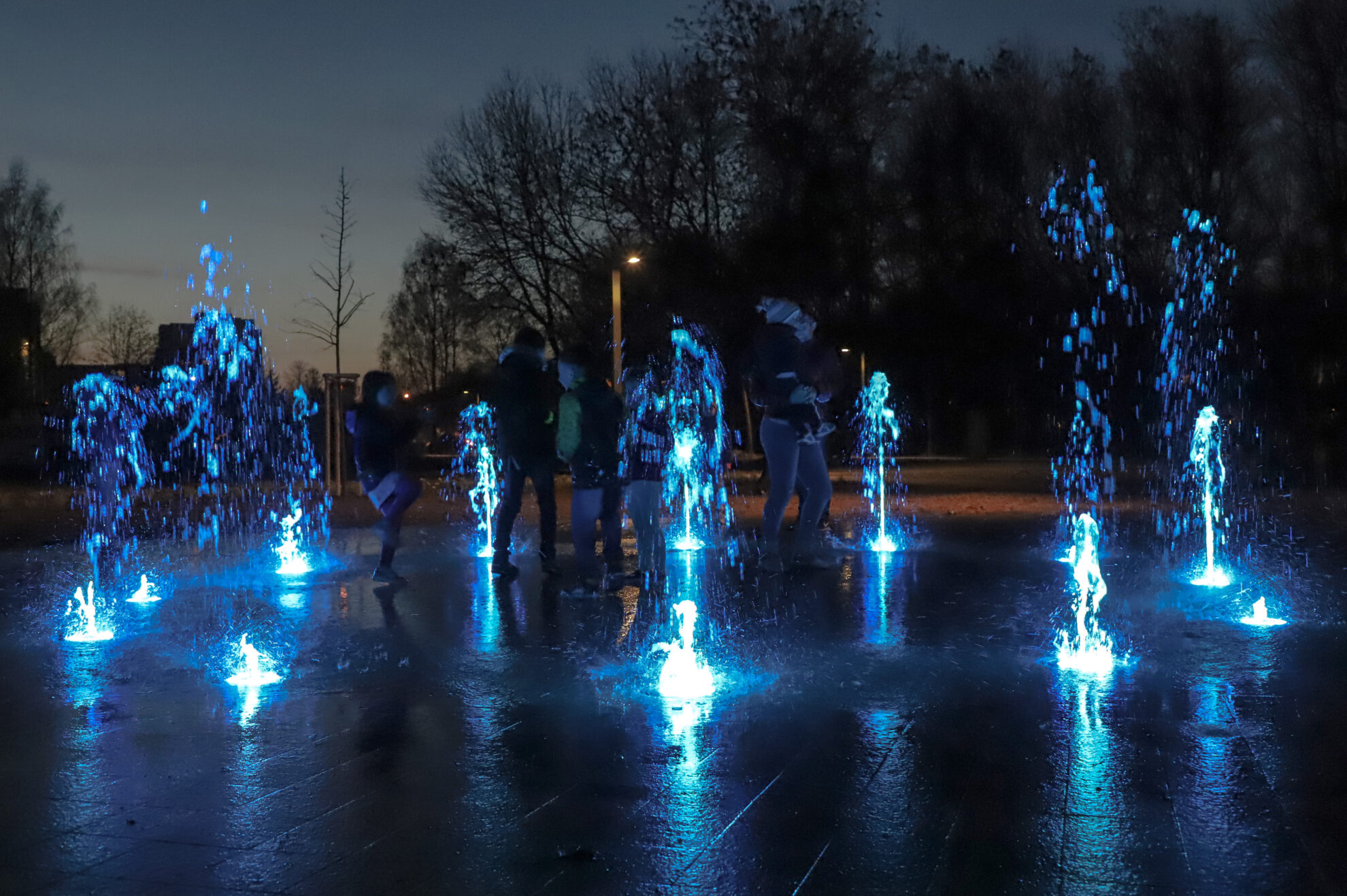 Antradienio vakarą į Kultūros ir poilsio parke esančią vaikų žaidimo aikštelę pramogauti atvykę panevėžiečiai ne juokais sunerimo, kai naujasis fontanas, užuot pradėjęs leisti spalvotas vandens čiurkšles, pradėjo dūmyti.