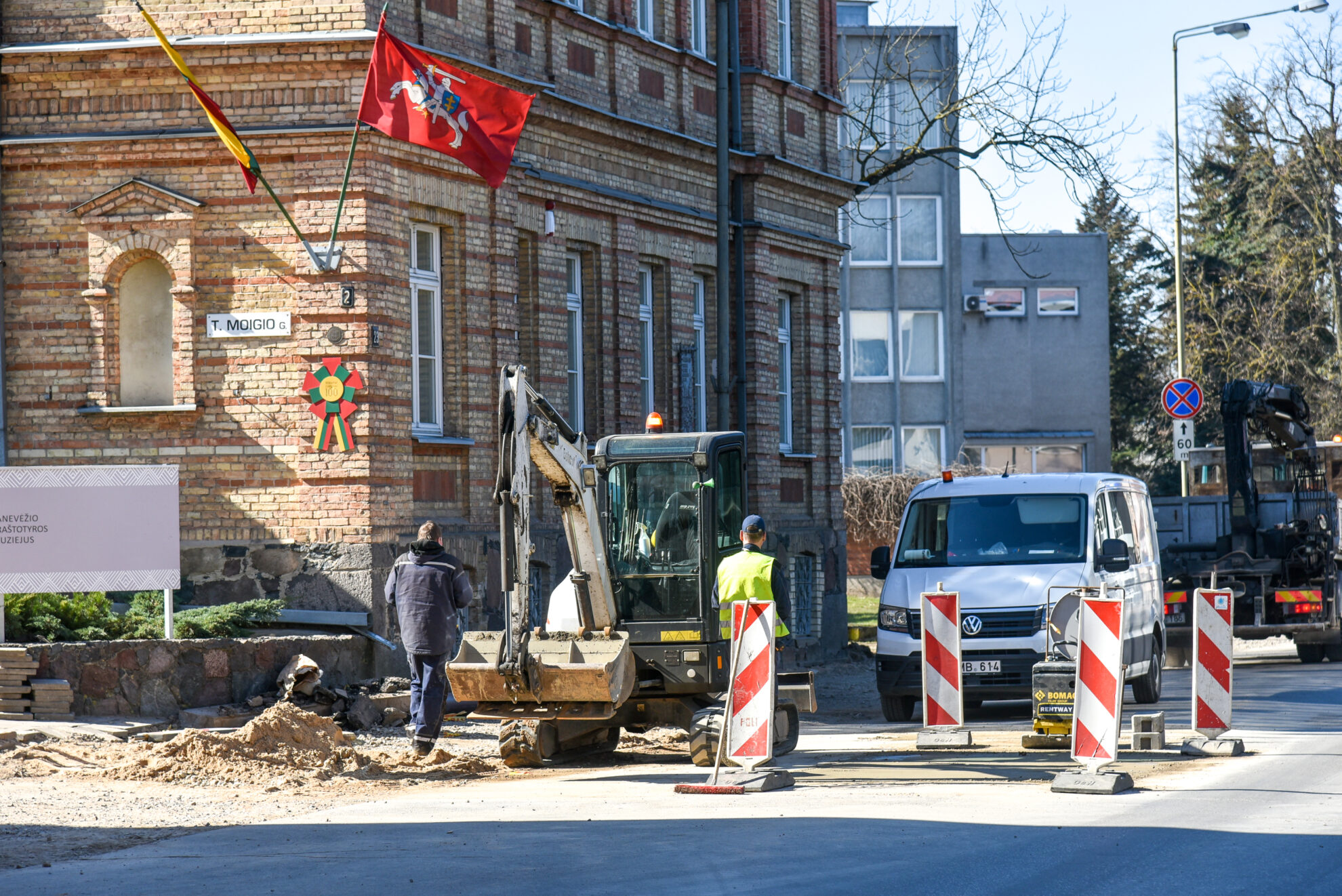 Panevėžio centrą tvarkantiems statybininkams tenka gintis nuo reguliariai puldinėjančių vagių.