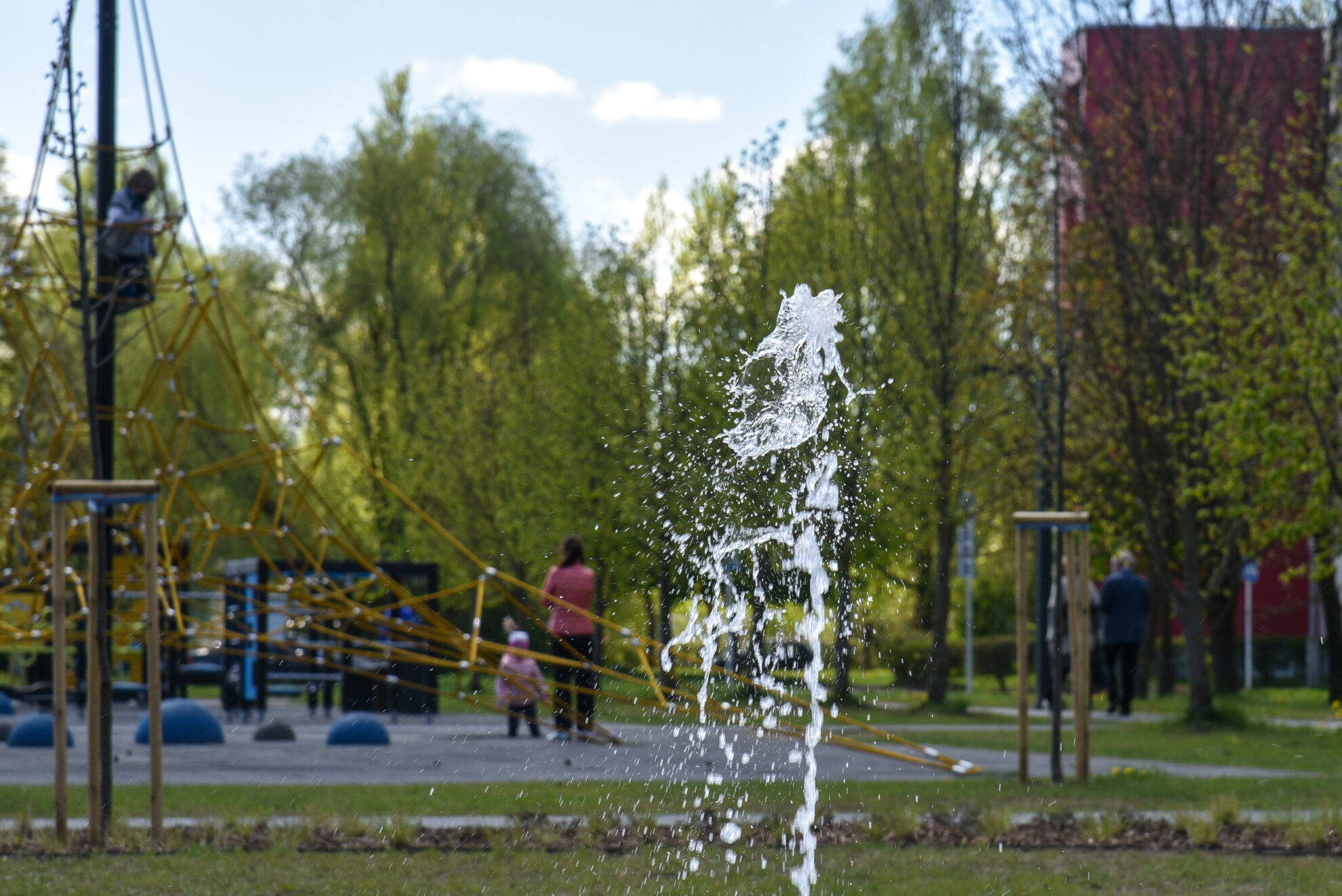 Į Kultūros ir poilsio parke esančią vaikų žaidimo aikštelę antradienio vakarą pramogauti atvykę panevėžiečiai ne juokais sunerimo, kai naujasis fontanas, užuot leidęs spalvotas vandens čiurkšles, pradėjo dūmyti. Kad tai ne nauji specialieji efektai, išdavė aitrus degėsių kvapas. Į vietą tuojau pat iškviesti ugniagesiai gelbėtojai.