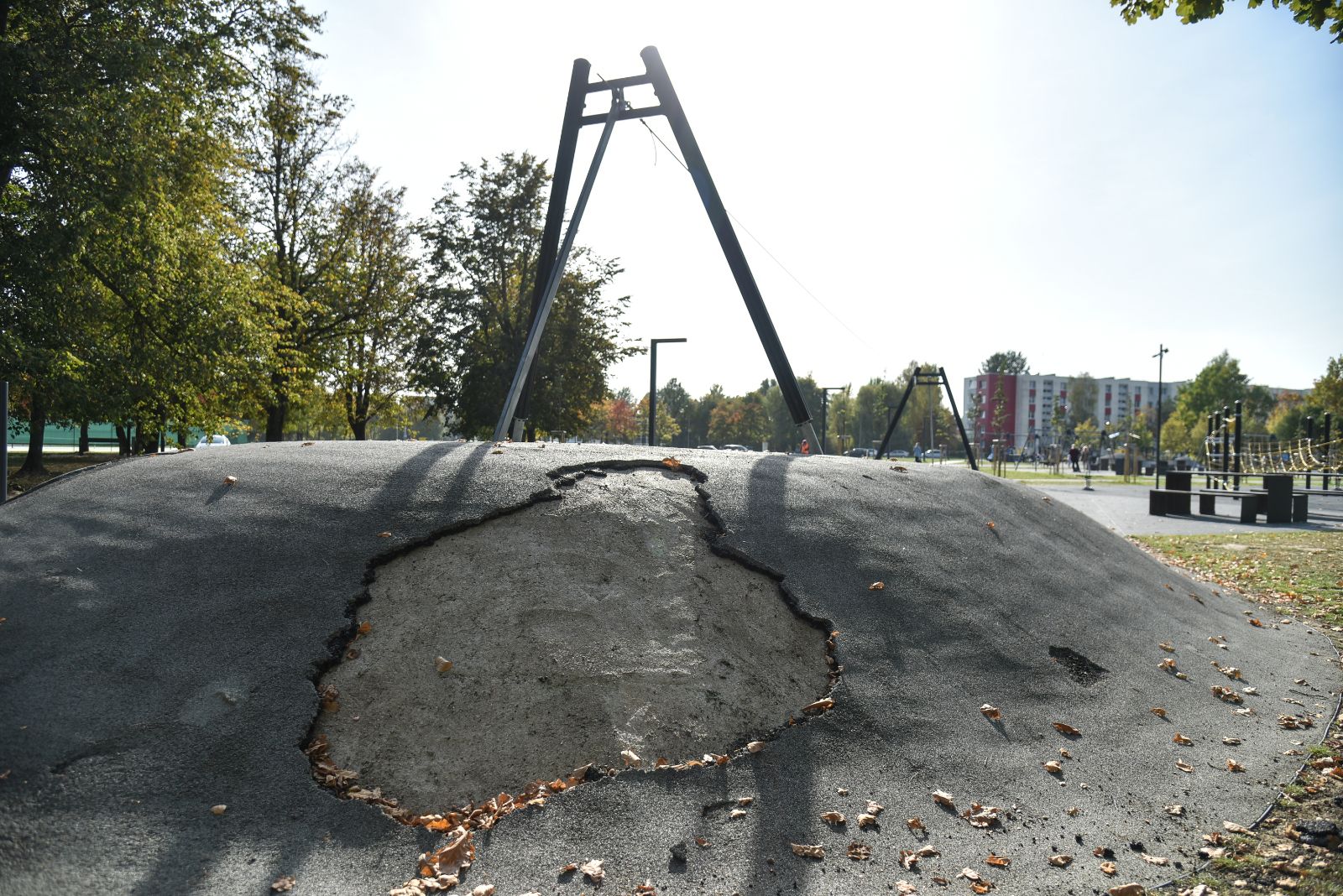 Nepraėjo nė metai, kai Panevėžiui naudotis atiduotas atnaujintas Kultūros ir poilsio parkas, o rangovams jau tenka taisyti, ką dar visai neseniai įrengė.