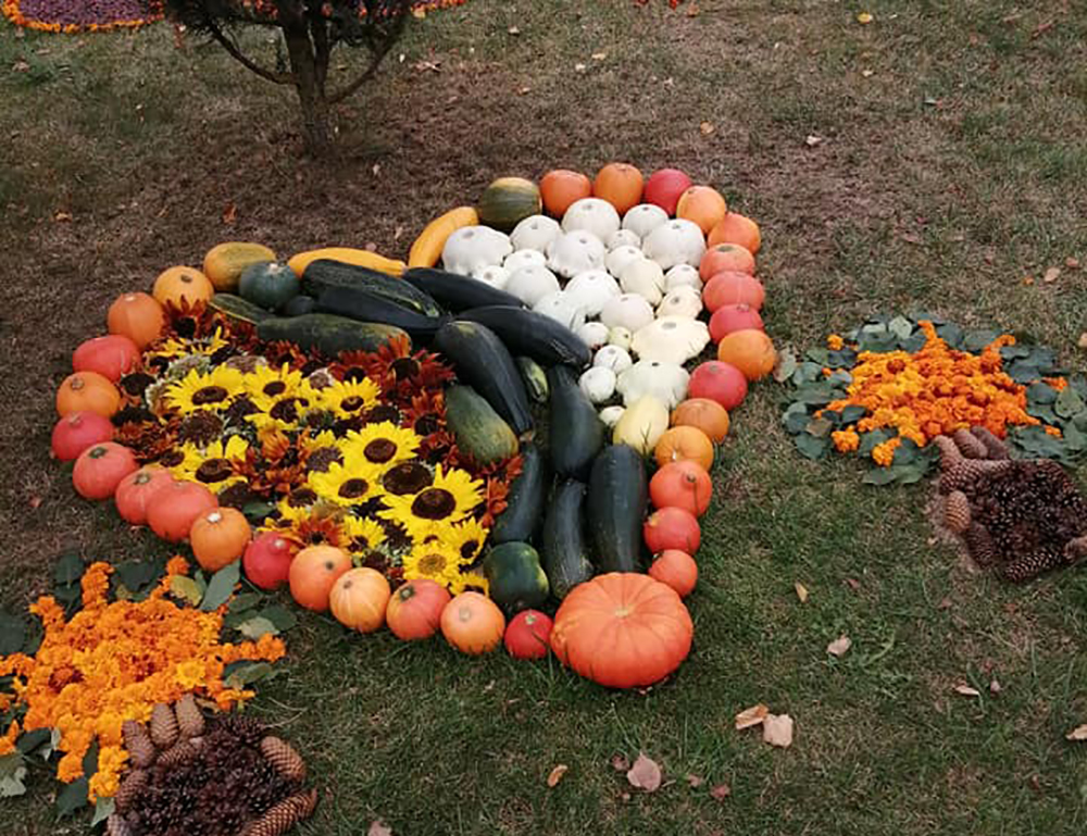 Spalvingi floristiniai kilimai, dar ne taip seniai būdavę didesnių miestų švenčių išskirtiniais akcentais, dabar nukloja ir miestelių, ir netgi atokių kaimų aikštes.