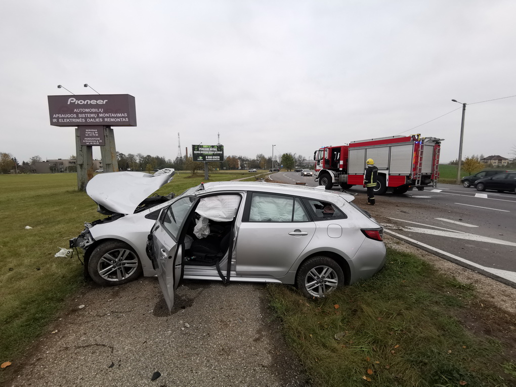 Prie vairo girta sėdusi ir dar du vaikus į mašiną pasisodinusi motina kelionę baigė smūgiu į stulpą.