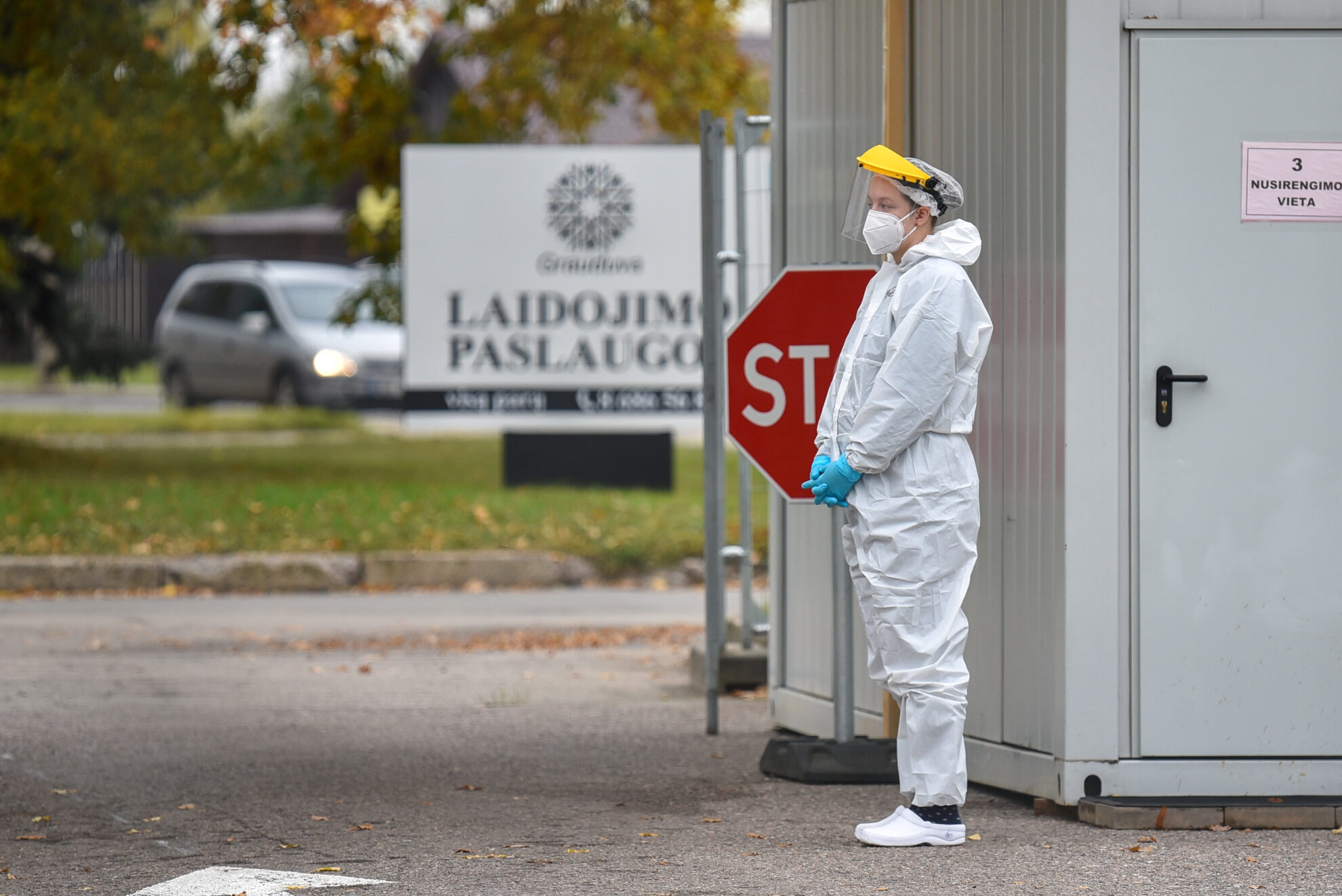 Siekiant suvaldyti koronaviruso plitimą, nuo penktadienio bus ribojamas žiūrovų skaičius sporto ir kultūros renginiuose, o kiti masiniai renginiai uždraudžiami.