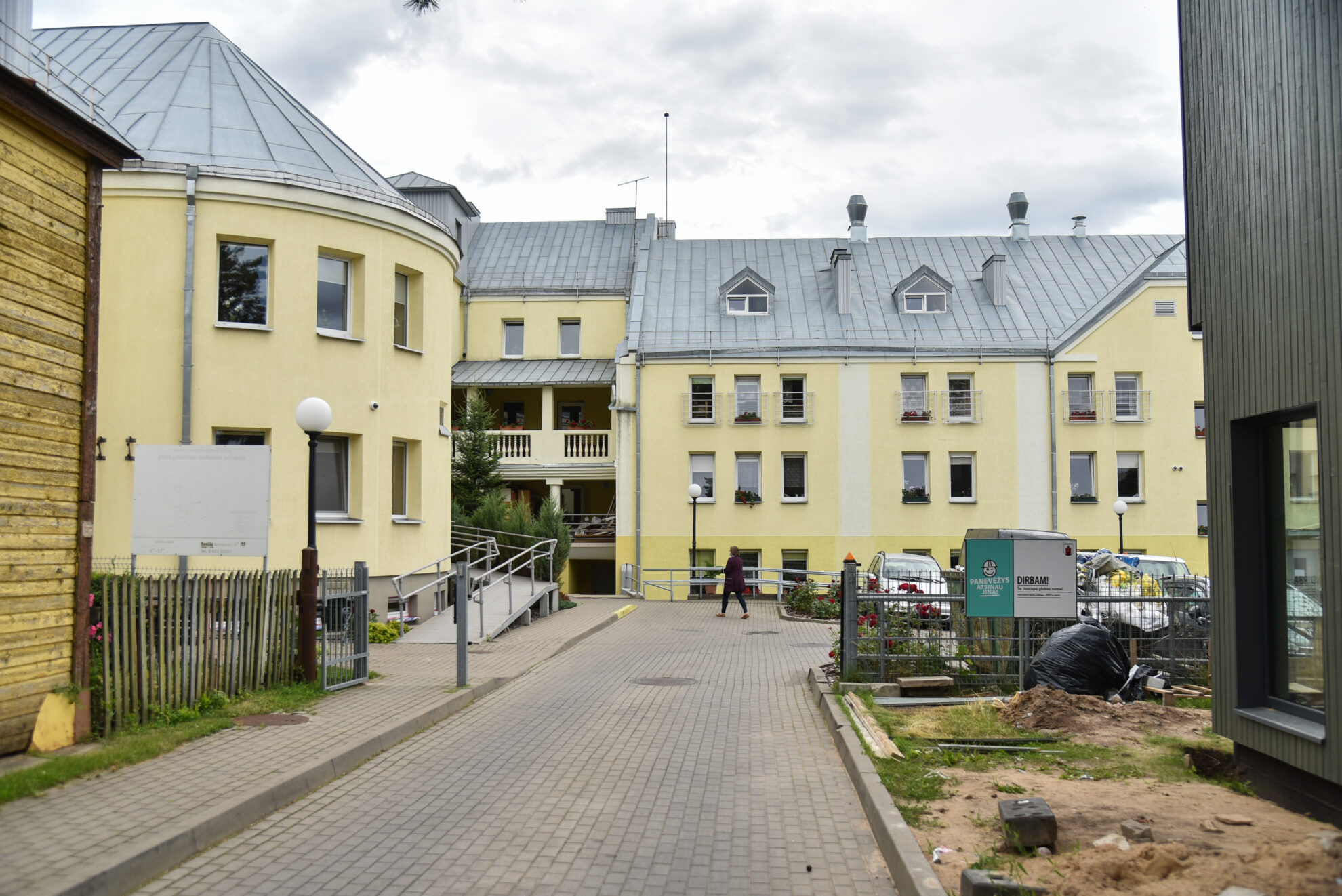 Koronavirusas įsisuko į globos ir slaugos įstaigas, kuriose gydomi silpniausieji. Šv. Juozapo globos namuose COVID-19 į ligos patalą paguldė ne tik jau pusę čia slaugomų senukų, bet ir personalo. Įstaigos vadovai džiaugiasi, kad atsirado suskubusių į pagalbą, deja, jos vis tiek nepakanka.