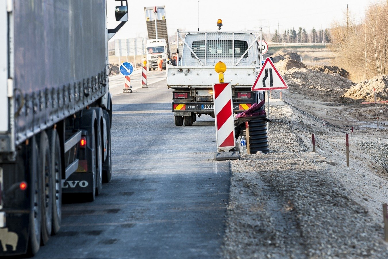 Nuo šių metų lapkričio 6 d. keičiasi eismo organizavimo tvarka važiuojantiems per A17 Panevėžio aplinkkelyje esantį Nausodės viaduką: iki šiol šviesoforu reguliuojama viena eismo juosta vykęs eismas bus kreipiamas sankryžos jungiamaisiais keliais, žiedinės sankryžos eismo organizavimo principu. Vairuotojų prašome sekti informacines nuorodas, vadovautis kelio ženklais.