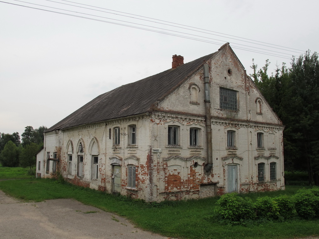 Religija prieštaravo sovietmečio ideologijai, tad kaip ir kitų tikėjimų žmonėms, judėjams teko ieškoti sprendimų išlaikant savo tapatumą.