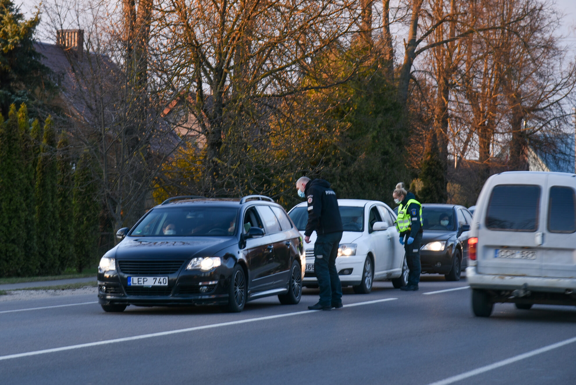 Panevėžys jau paruošė užkardas prie pagrindinių išvažiavimo iš miesto kelių, prie kitų įrengė draudžiamuosius ženklus ir vaizdo kameras. O panevėžiečiai suskubo ginkluotis įrodymais, kad galėtų išvykti iš namų ir į juos grįžti.