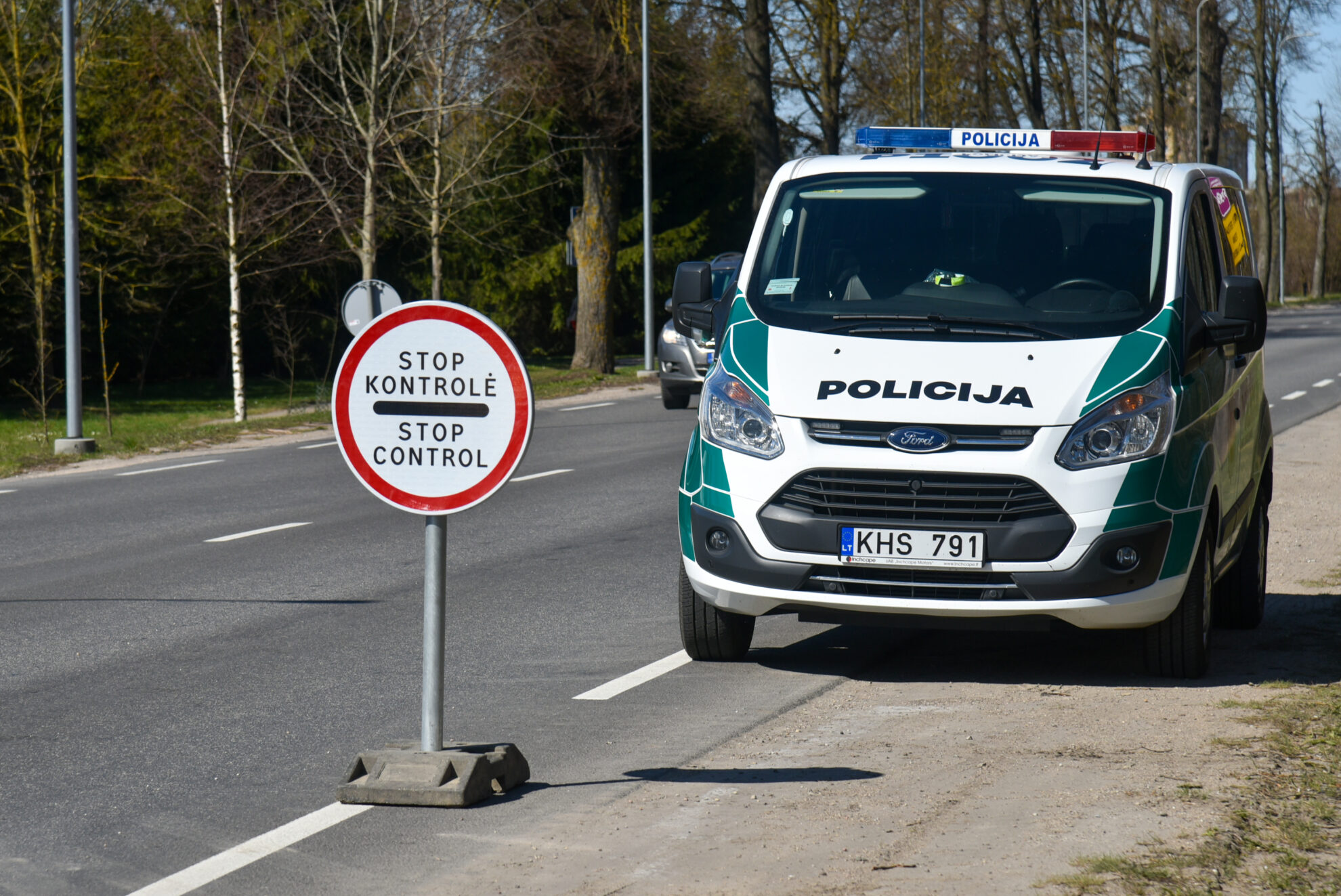 Ties išvažiavimo iš Panevėžio keliais – draudžiamieji ženklai ir policijos ekipažai. Toks pavasarinio karantino scenarijus šį kartą numatytas nebe dviem dienoms, o trims savaitėms.