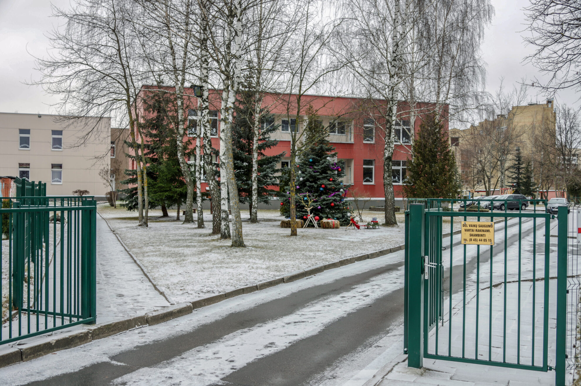 Amoralu, gėdinga ir netoleruotina – pasibaisėjo Panevėžio lopšelio-darželio „Vyturėlis” izoliacijoje esančių vaikų tėvai, išvydę, kuo bandyta pasotinti jų atžalas.