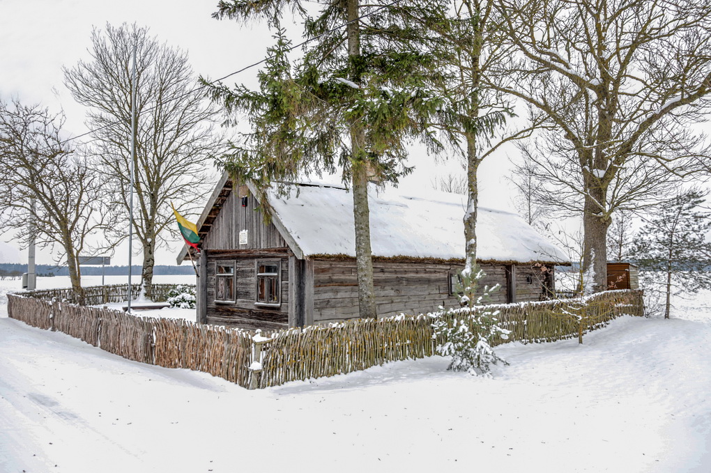 Pasakojimas apie garsųjį kraštietį Juozą Zikarą nebus išsamus ir pilnas, nepažvelgus į svarbų jo gyvenimo tarpsnį – laiką, praleistą gimtajame Paliukų kaime, Panevėžio rajone.