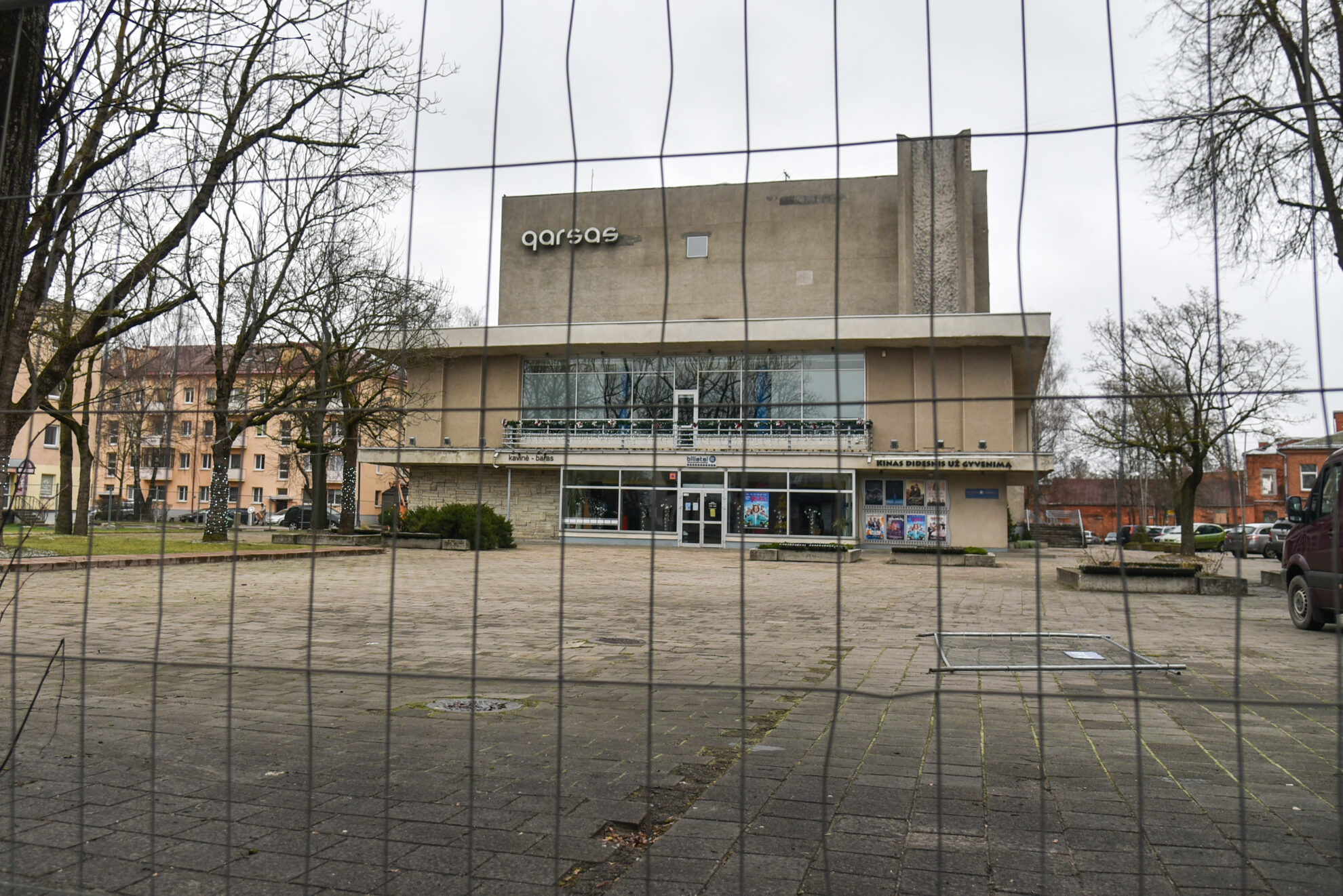 Panevėžio savivaldybei dar praėjusių metų pabaigoje pasirašius rangos sutartį su bendrove Panevėžio statybos trestu dėl kino centro „Garsas“ rekonstrukcijos į menų centrą, ambicingu ir daug triukšmo sukėlusiu projektu susidomėjo Seimo Kultūros komitetas.