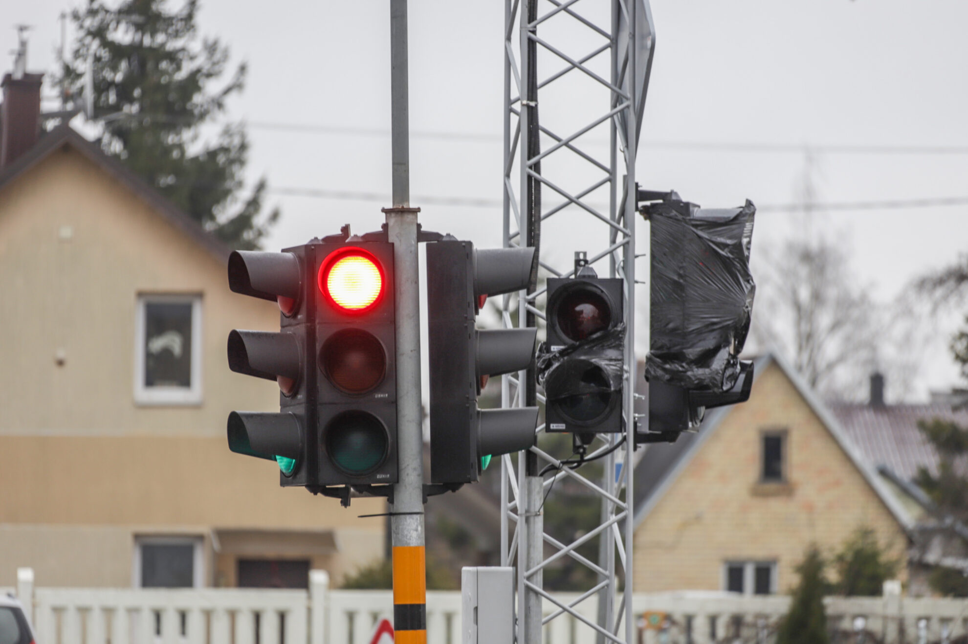 Eismo dalyvių saugumas ir gatvių pralaidumas dažnai dedami ant skirtingų svarstyklių lėkščių. Jau netrukus vienoje judriausių Smėlynės ir S. Kerbedžio gatvių sankryžoje eismą reguliuos išmanusis šviesoforas. Planuojama jau šįmet tokius pat šviesoforus pradėti montuoti dar šešiose sankryžose bei įrengti vieną žiedinę.