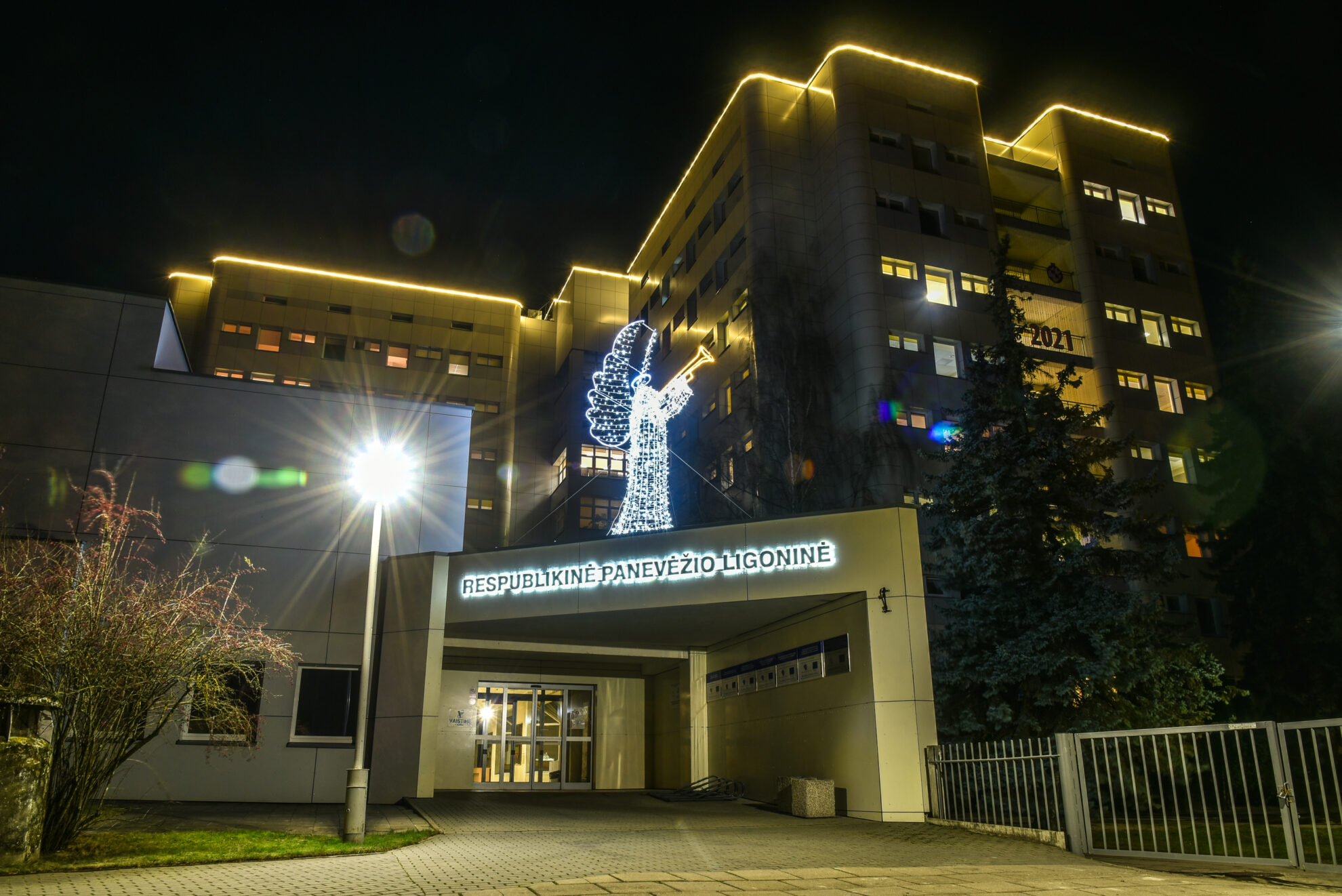 Panevėžyje slaugytojo profesijos besimokantis džiazo pianistas, vilnietis trisdešimtmetis Linas Karaliūnas veido apsaugos kaukę užsidėjo dar tada, kai koronavirusas siautėjo tik Kinijoje. Jis buvo pirmasis savanoris, Respublikinėje Panevėžio ligoninėje atėjęs į pagalbą medikams.