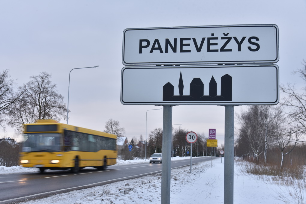 Kur baigiasi ar prasideda Panevėžio miesto ir rajono riba, paprastai žymi kelio ženklai. Tačiau gyvenantieji prie abiejų savivaldybių ribos susiduria su įvairiais keblumais, mat Panevėžio rajonas iki šiol nėra patvirtinęs gyvenamųjų vietovių teritorijų ribų.