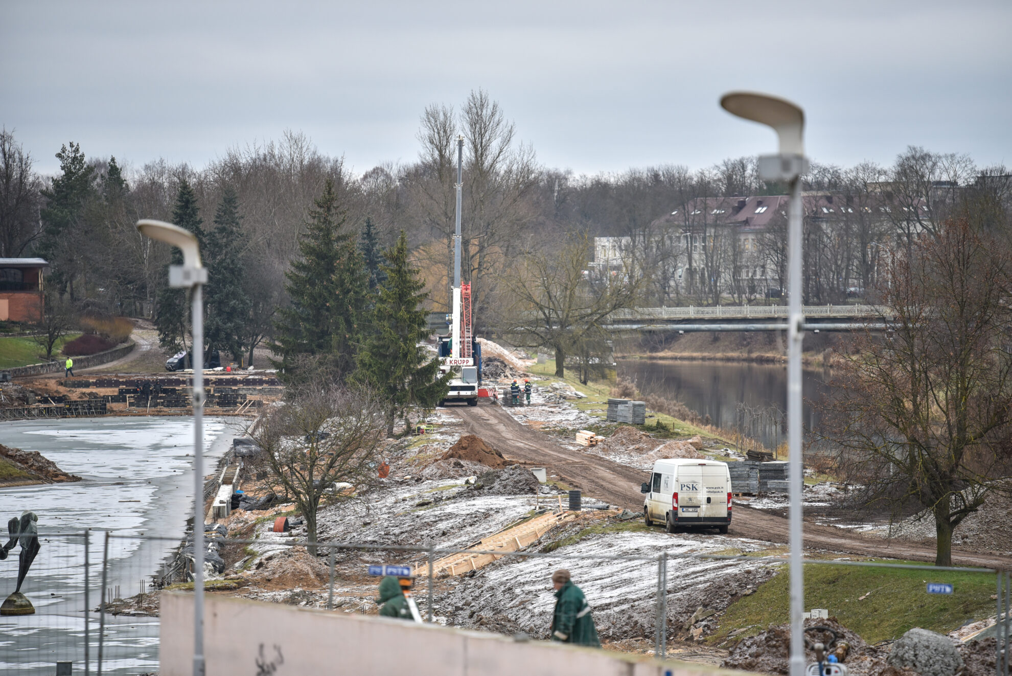 Panevėžio centro vizitinę kortelę – Senvagę keičiantys statybininkai dar šį mėnesį pradės darbus ir jos pašonėje Kranto gatvėje ir Bendruomenių rūmų prieigose. Kapitalinio remonto sulauks ir pėsčiųjų tiltas, jungiantis Senvagę su A. Jakšto gatve.