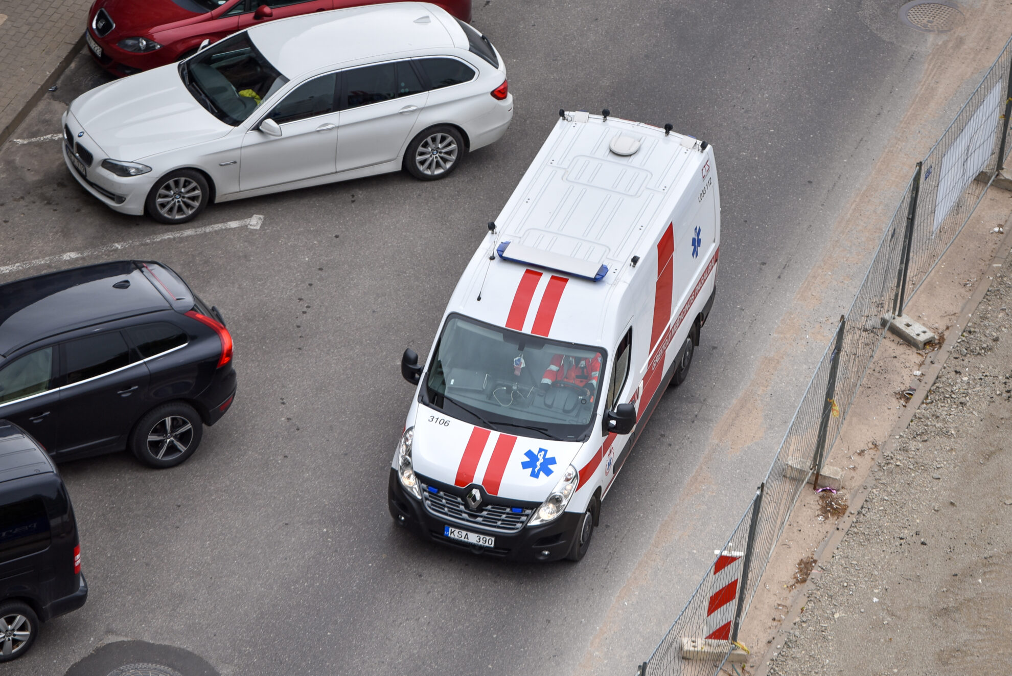 Kalėdos – stebuklų metas. Toks stebuklas aplankė ir vieną panevėžiečių šeimą. Jos pagausėjimo laukę sutuoktiniai nė pagalvoti nebūtų galėję, kad antroji dukrytė į pasaulį pasibels žaibišku greičiu. Gimdyvę į ligoninę nuvežti skubėjusiems Panevėžio greitosios pagalbos medikams teko pasiraitoti rankoves ir gimdymą priimti namuose.