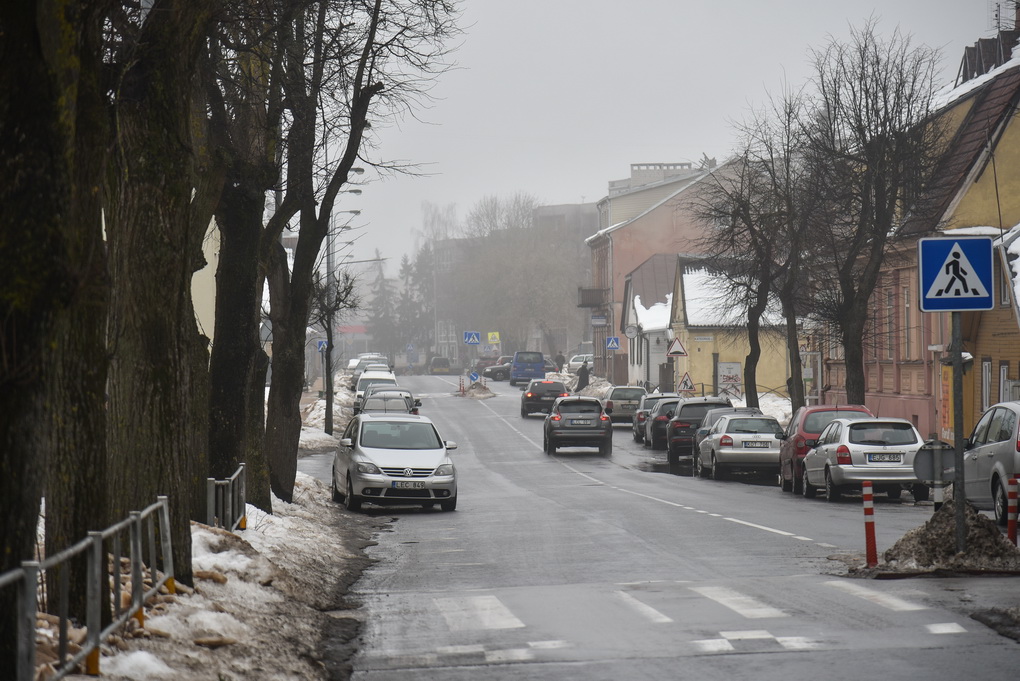 Panevėžyje pastaraisiais metais įsisiūbavus gatvių remontams, miestas atsikratė duobių sostinės etiketės. Dabar pėstieji su tokia pačia viltimi laukia kelininkų šaligatviuose.