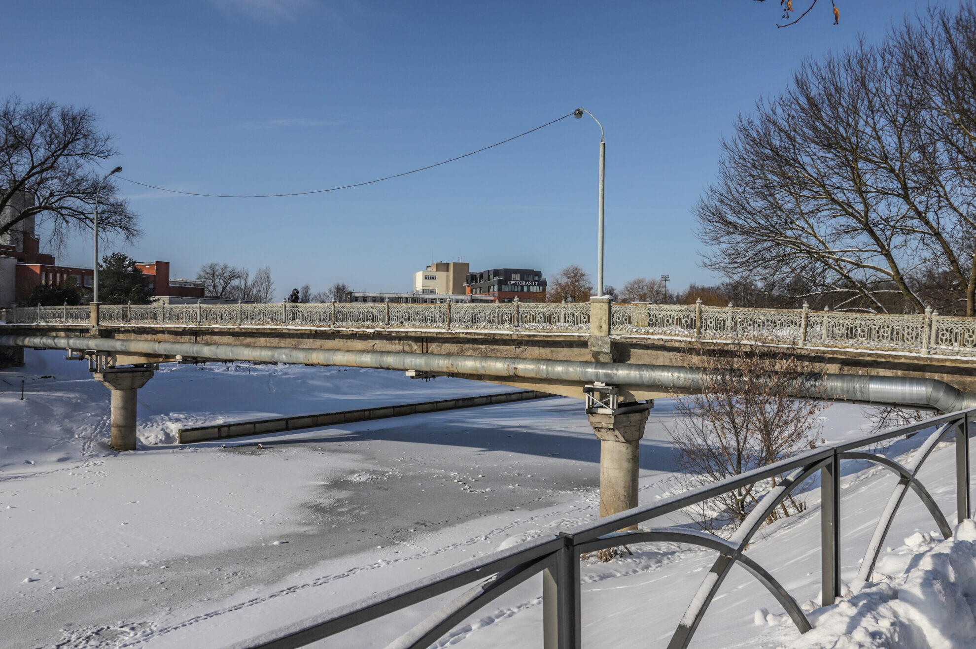 Nors Panevėžys – labai kompaktiškas miestas, tačiau jame yra net aštuoni tiltai per Nevėžį. Dalis jų mena tarpukarį, ne kartą pakeitę išvaizdą. Kol kas tik vienas jų – pėsčiųjų tiltas atnaujintame Kultūros ir poilsio parke vos prieš keletą metų sulaukė kapitalinio remonto. Likusieji arba dar laukia savo eilės, arba ant jų jau trypčioja statybininkai.