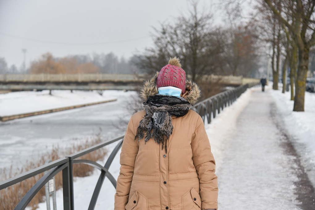 Kad veido apsaugos kaukių dėl sveikatos negalintys nešioti neįgalieji viešumoje išvengtų pastabų ir įžeidinėjimų, Vyriausybė jiems per pandemiją pritaikė išimtį.