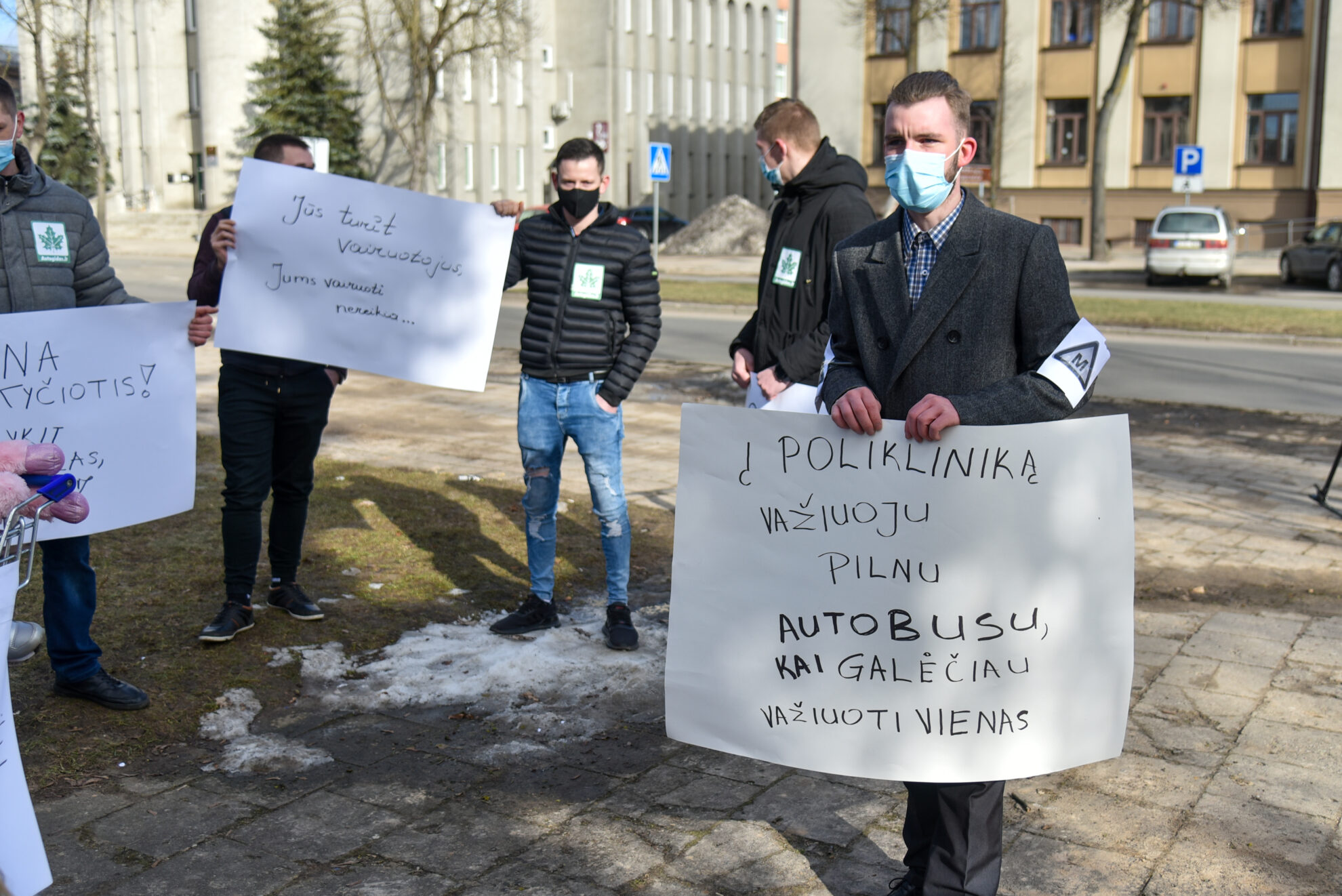 Panevėžys kartu su kitais šalies miestais įsitraukė į protesto akciją „Atidarom vairavimo mokyklas ir „Regitrą“. Būrys būsimų vairuotojų ir jų instruktorių Aukštaitijos sostinėje susirinko į Sausio 13-osios skverą Respublikos gatvėje, reikšdami nepasitenkinimą dėl nuo gruodžio uždraustų vairavimo pamokų bei praktinių egzaminų.