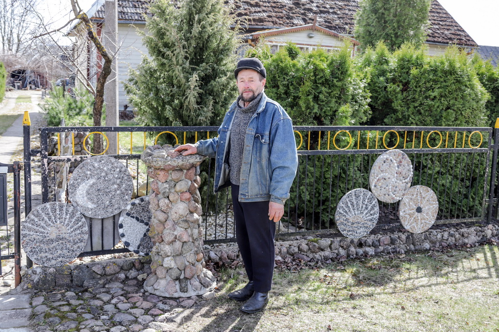 Prieš dešimt metų į pensiją išėjęs buvęs paprastas vairuotojas Zenonas Bataitis lauko akmenėliais išpuošė visus savo namus ir jau po truputį keliasi toliau į Raguvos miestelį.