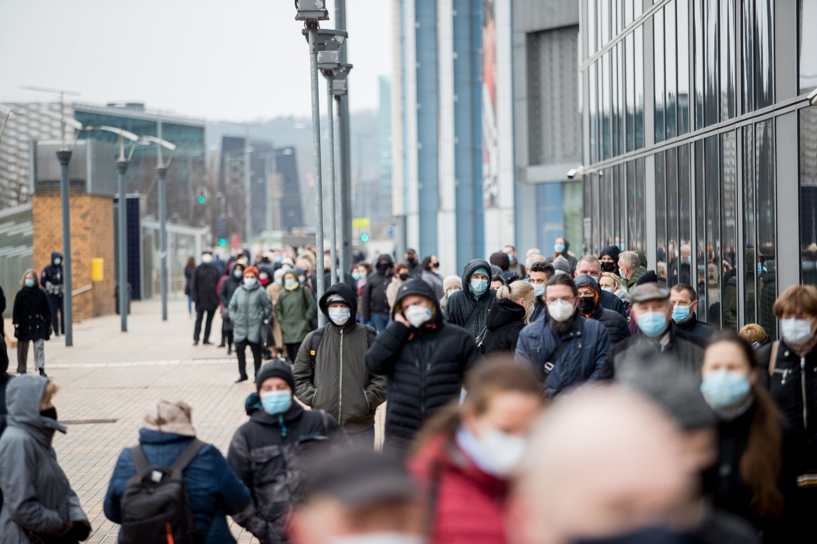 Dėl sudėtingos epidemiologinės situacijos Vilniaus mieste nuspręsta perskirstyti naujas vakcinų siuntas ir skirti sostinės vakcinacijos centrams beveik pusę jų – 46 tūkst. 512 dozių, pirmadienio vakarą informavo Sveikatos apsaugos ministerija.