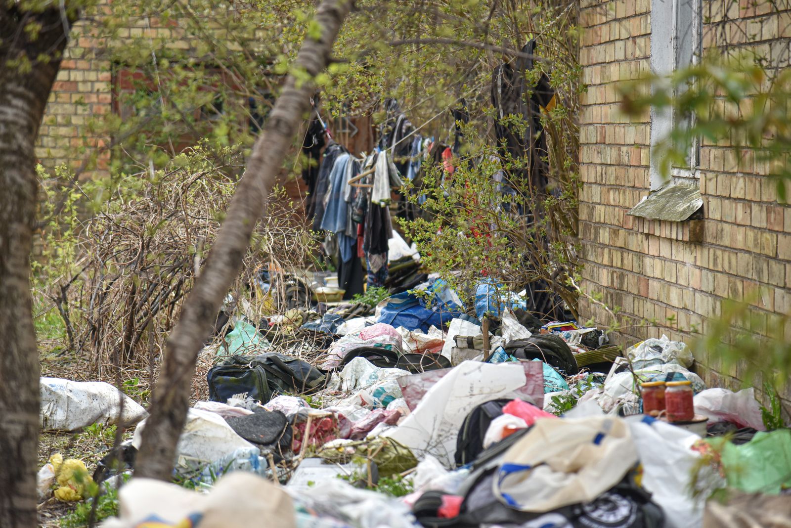 Panevėžio teritorijų tvarkytojai ir socialinės tarnybos pastebi įdomią tendenciją: karantinas tarsi pradangino anksčiau gatvėse dienas leisdavusius benamius. Jų pasigedę Nakvynės namų darbuotojai spėja, kad ligos galėjo sugaudyti buvusius įstaigos klientus.