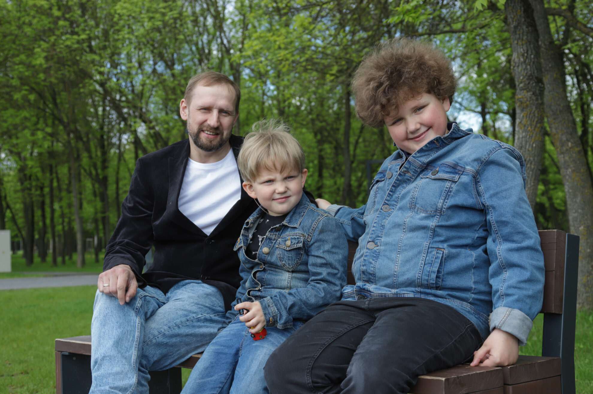 Prieš gimstant pirmajam sūnui, Aras Pralgauskas, įvykus nelaimingam atsitikimui darbe, mažne neteko kojos. Vėliau ji buvo sudėliota iš gabalėlių, bet vyriškis liko neįgalus. Netrukus paaiškėjo, kad daug džiaugsmo šeimai dovanojęs pirmagimis negirdi, dar vėliau sužinota, kad berniukas – autistas. Labai lauktas antrasis sūnus taip pat gimė kurčias.