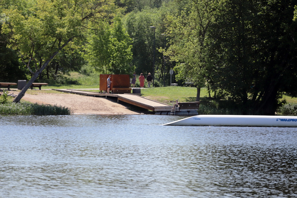 Juokaujama, kad šiųmetė vasara ne atėjo, o tiesiog ištiko po šlapio ir šalto pavasario. Šitaip užklupti staiga stojusių saulėtų ir gana karštų dienų, ne vienas suskubo ieškoti poilsio prie vandenų.