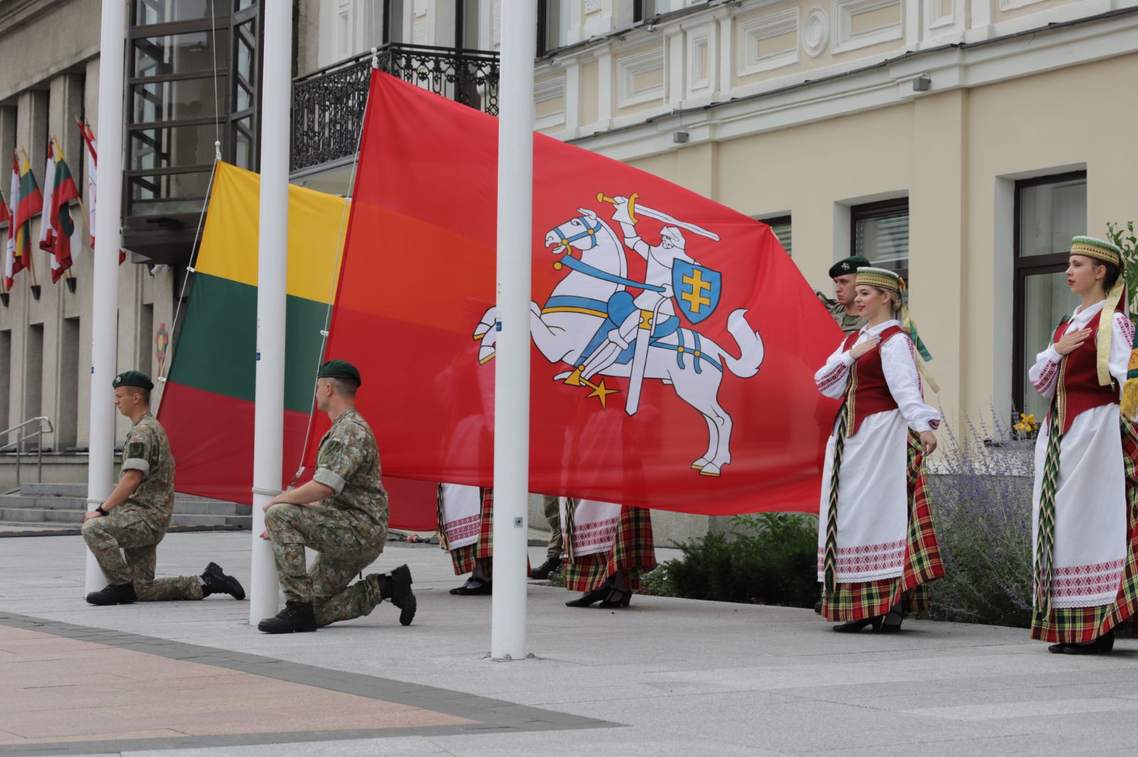 Maldomis už Lietuvą Kristaus Karaliaus katedroje ir iškilmingu vėliavos pakėlimu prie Savivaldybės, grojant Panevėžio muzikinio teatro simfoninis orkestrui, Panevėžys pradėjo švęsti Valstybės arba Karaliaus Mindaugo karūnavimo dieną.