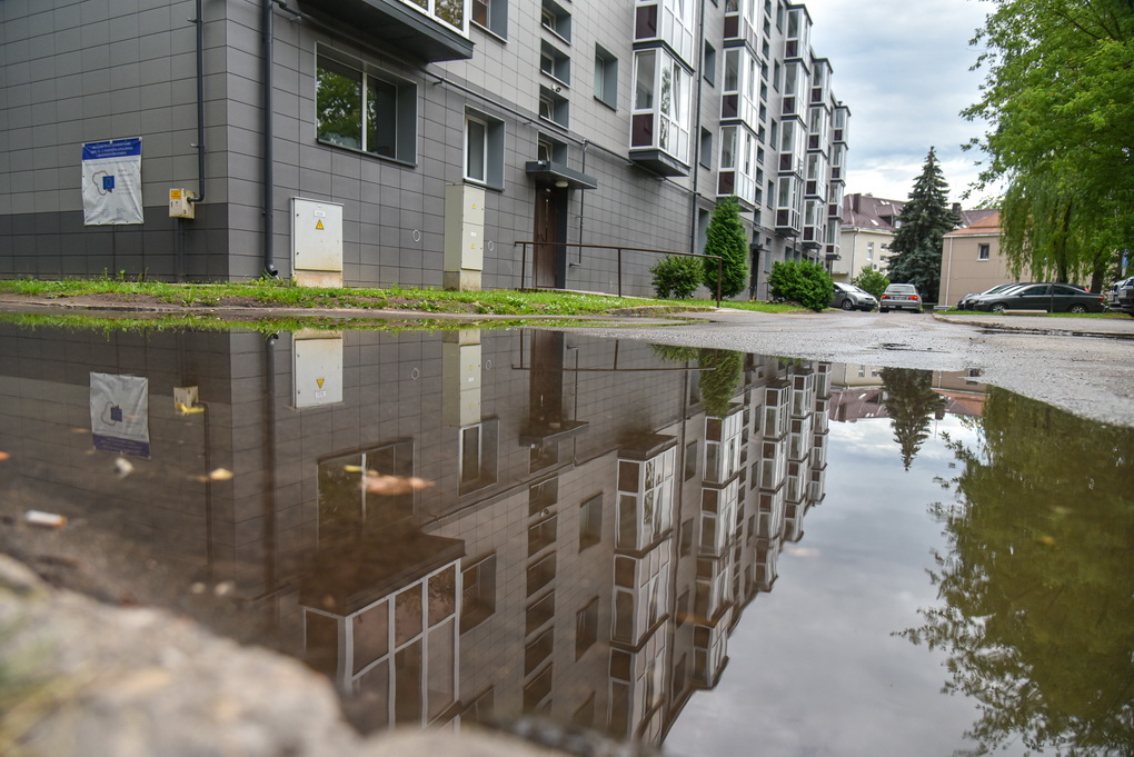 Greta sutvarkyto Jaunimo parko esančio vieno Liepų alėjos daugiabučio gyventojai jaučiasi tarsi gyventų Venecijoje. Po smarkesnio lietaus ir į panevėžiečių kiemą galima tik įplaukti. Žmonės guodžiasi, kad jų bėdos prasidėjo tada, kai prieš porą metų renovavo namą, o Savivaldybė sutvarkė buvusią duobėtą gatvę.