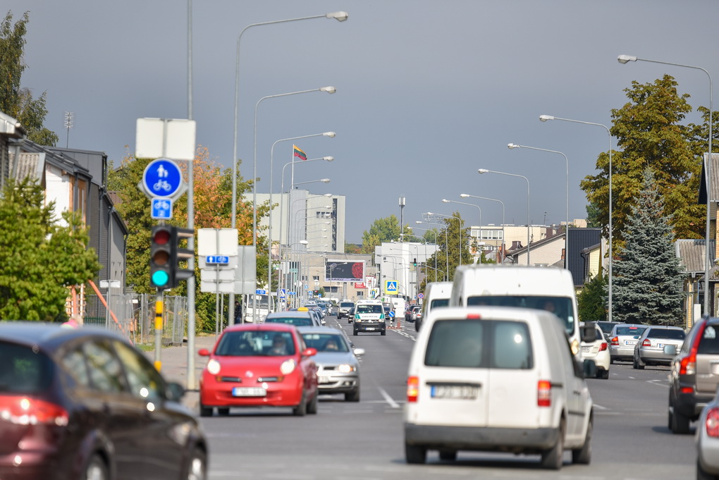 Nuo 2023-iųjų Lietuvos vairuotojams Vyriausybė žada naują apynasrį. Prieš metus registruojamam automobiliui įvestu mokesčiu nepakeitusi tautiečių nuomonės apie ekologiją, valdžia sugalvojo kasmetį indėlį į švaresnę gamtą iš kiekvieno taršios mašinos savininko.