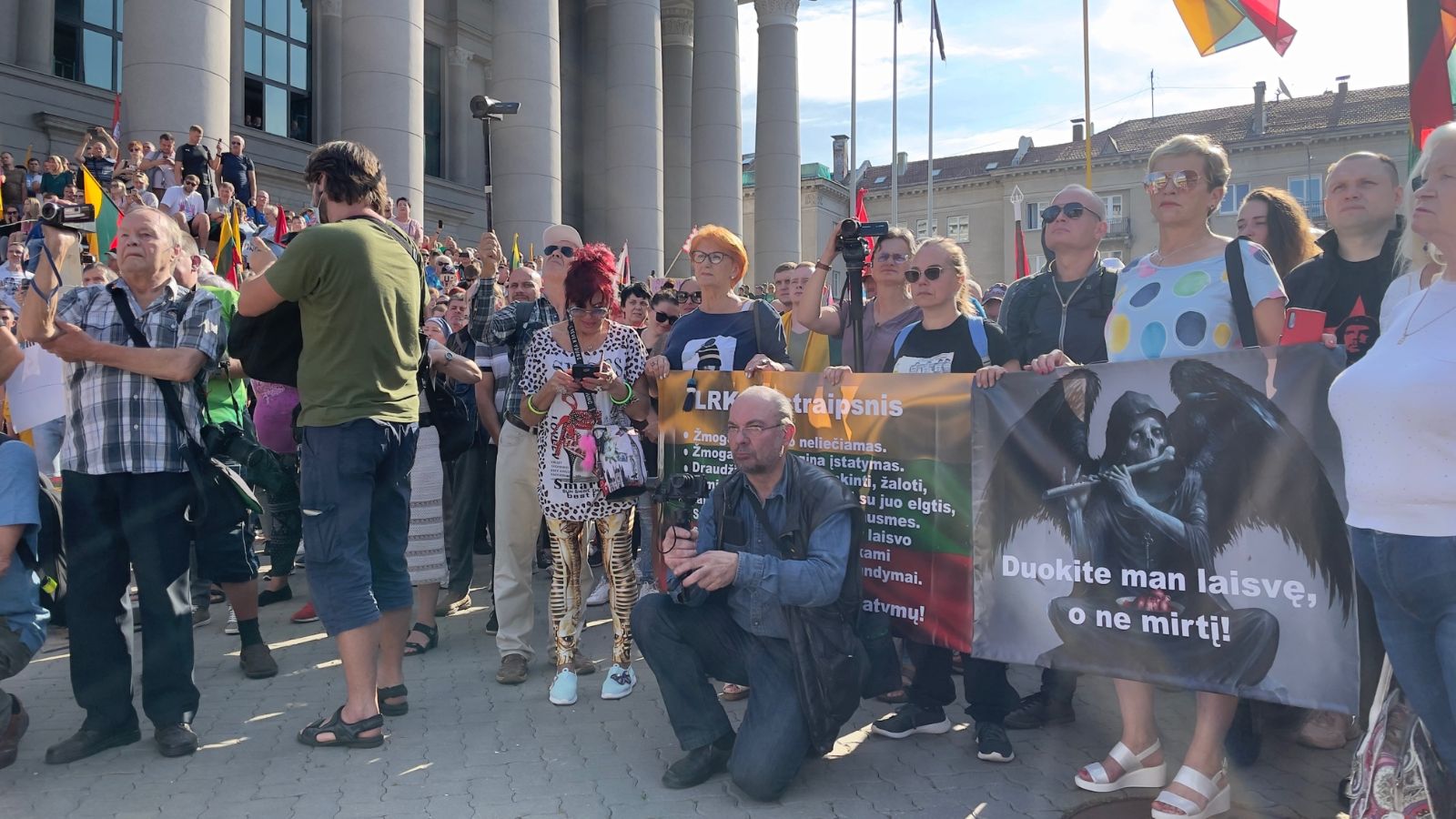 Vilniaus miesto apylinkės teismas, ketvirtadienį nagrinėjantis prokurorų prašymus suimti 26 įtariamuosius dėl riaušių prie Seimo Vilniuje sukėlimo, kol kas leido suimti du asmenis, tris prašymus atmetė.