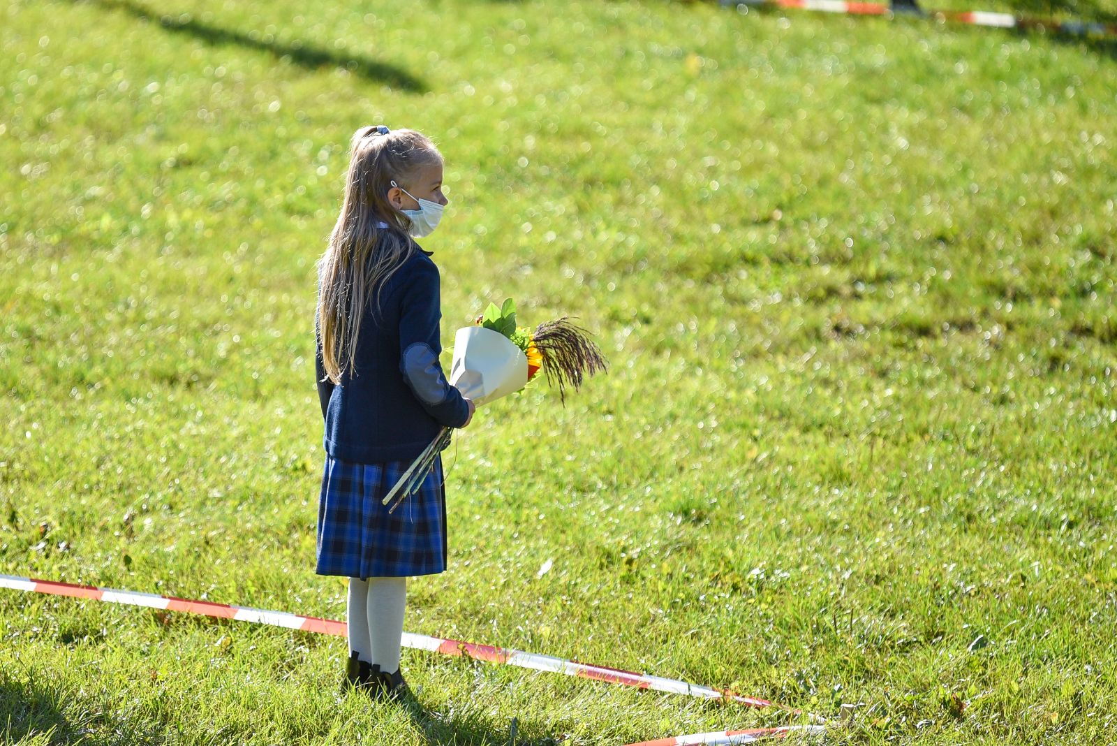 Po beveik metų nuotolinio mokymo rugsėjį į mokyklas sugrįšiantiems pedagogams ir mokiniams teks įprasti prie naujos realybės: nuolatinio testavimo, kaukių, srautų valdymo. Tai reiškia dar papildomą naštą ant mokytojų pečių, o kai kurie mokyklų vadovai svarsto, kad tokioje situacijoje gal ir švietimo įstaigose praverstų galimybių pasai.