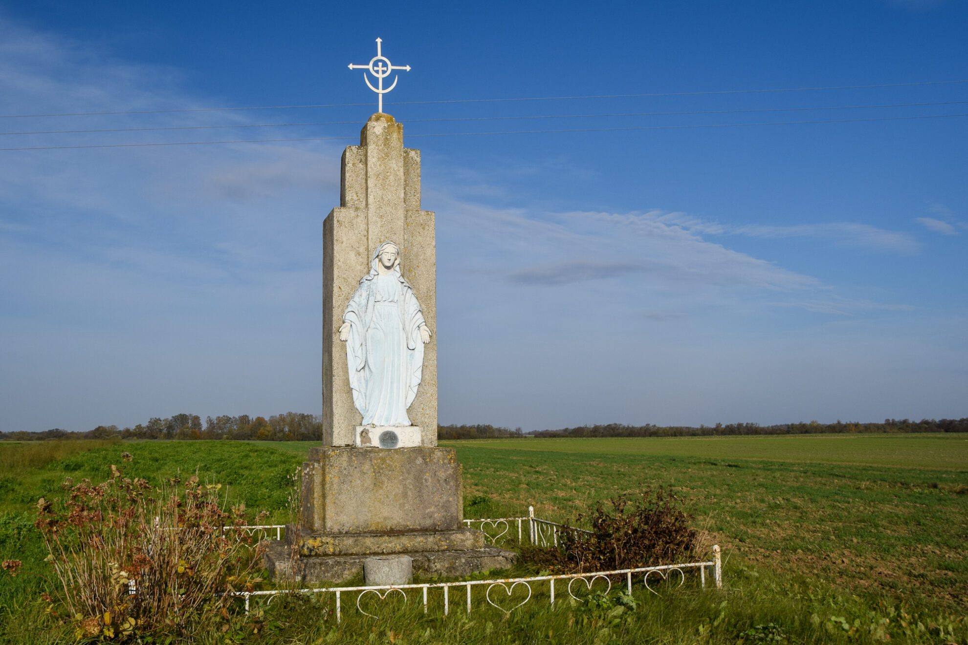 Panevėžio rajono pakraštyje stovi istorijomis apipintas gražus akmeninis paminklas, skirtas Švč. Mergelei Marijai. Vieni pasakoja, kad čia prieš kelis šimtmečius būta jos apsireiškimo, kiti gi svarsto, kad tokias legendas paskatino vėlesni įvykiai.