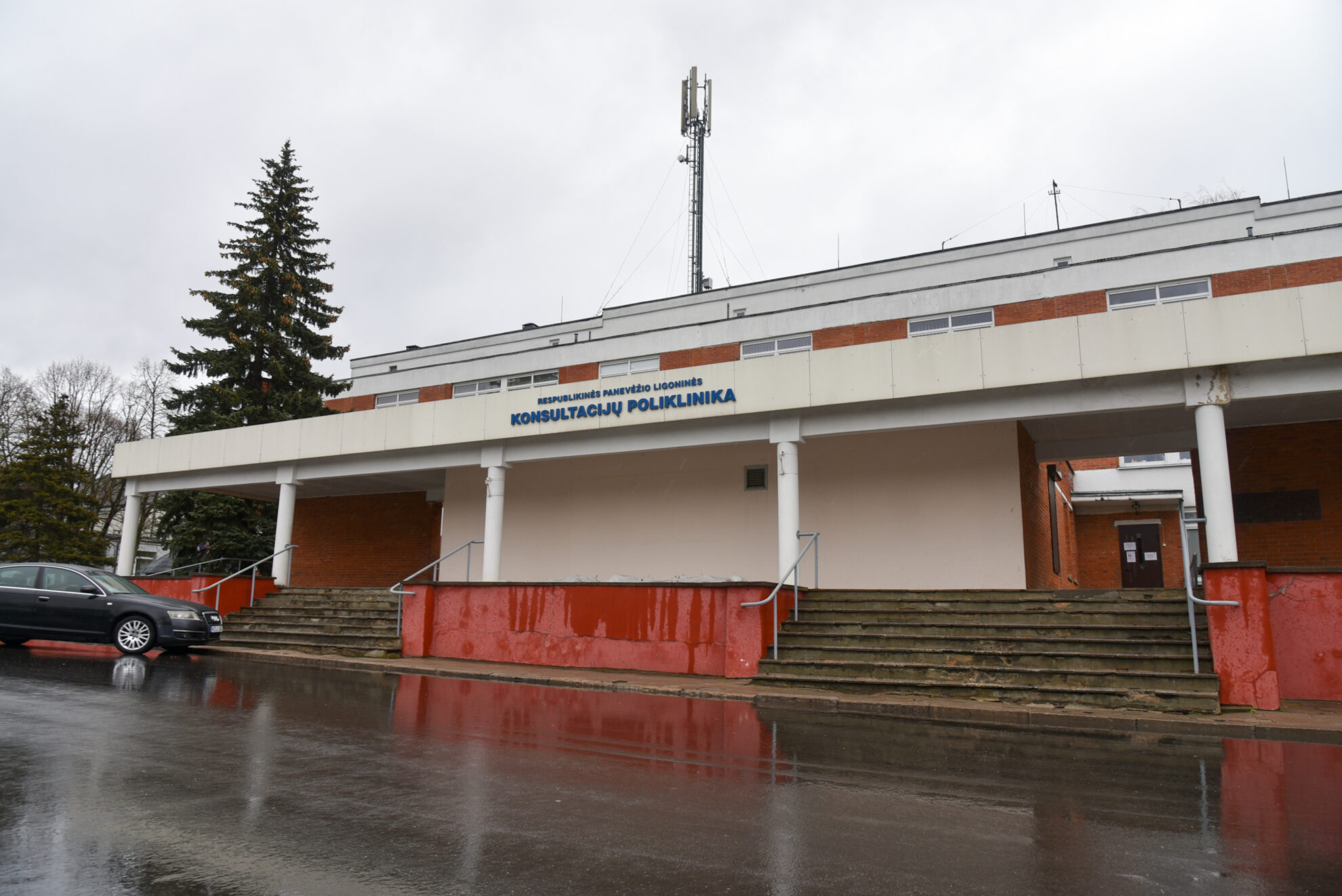 Gydytojai skambina pavojaus varpais, kad jų kabinetų duris praveria vis daugiau pacientų, sergančių uždelstomis ligomis. Tačiau kaip prisibelsti iki pačių medikų – klausimas tebėra atviras net ir atlaisvinus karantino ribojimus. Į Panevėžio konsultacijų polikliniką pas specialistus pabandę užsiregistruoti panevėžiečiai apstulbo išgirdę, kad šiems metams vietų nebėra, o kitiems dar neregistruoja.