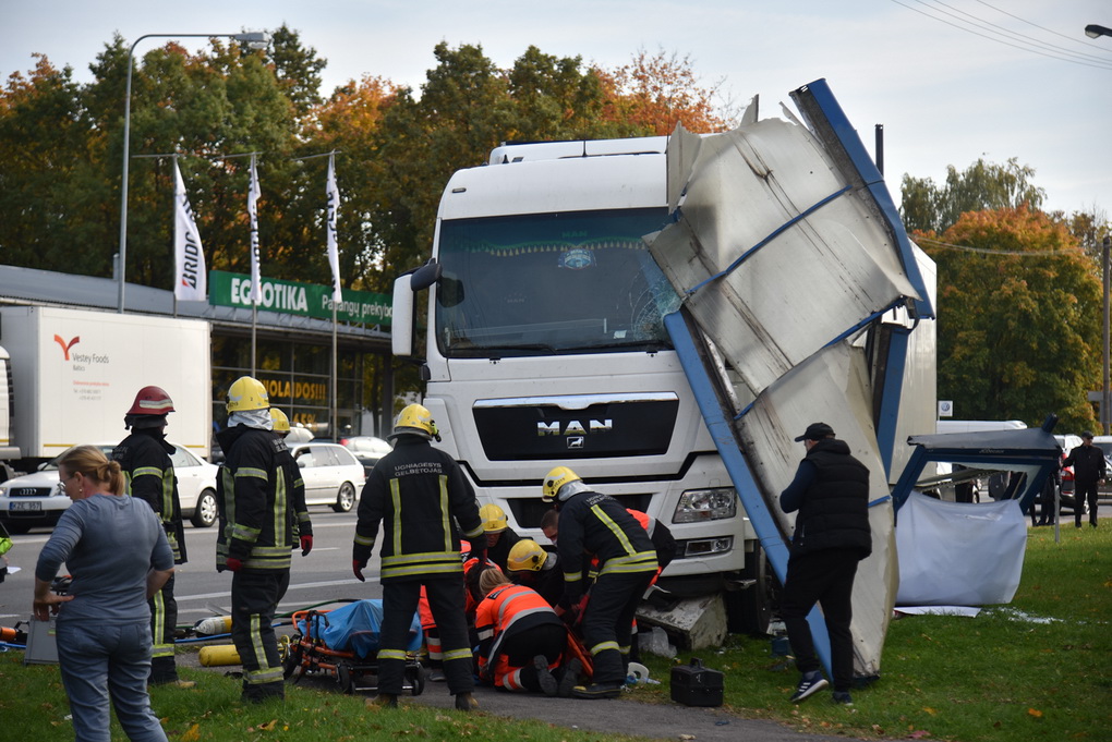 Rugsėjo paskutinę dieną Panevėžį sukrėtė nelaimė – paliktas nenuspaustu rankiniu stabdžiu vilkikas, kirtęs keturių eismo juostų judrią J. Basanavičiaus gatvę, nuriedėjo į kitoje pusėje esančią stotelę ir tiesiog nušlavė ją nuo žemės paviršiaus su autobuso važiuoti namo laukusiais dviem moksleiviais.