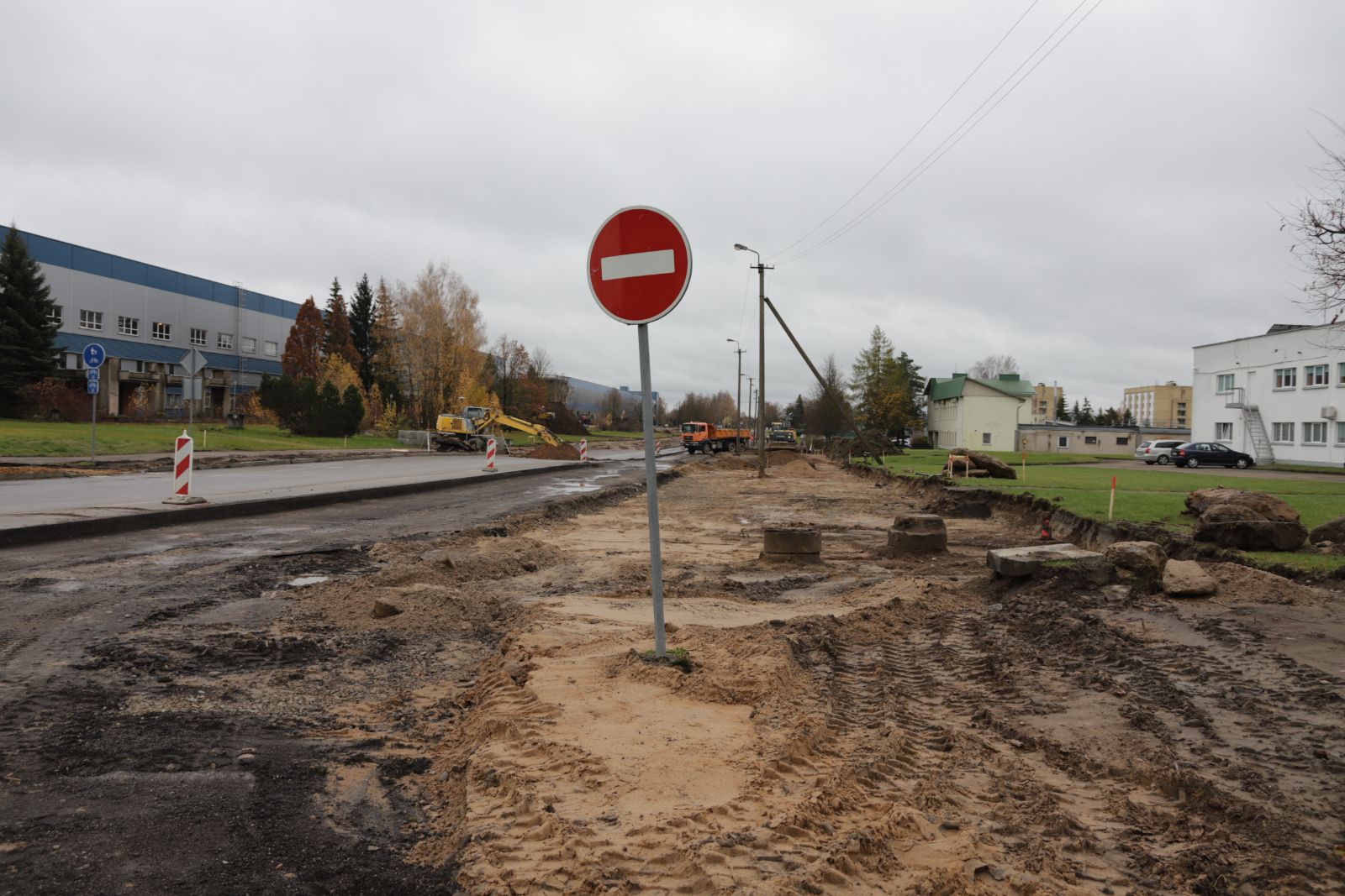 Rytinėje Panevėžio dalyje verda kelininkų darbai. Užbaigus Elektronikos ir Tinklų gatvių rekonstrukciją, vairuotojams teks pratintis prie kitokio eismo reguliavimo: dvi sankryžos bus pertvarkytos į žiedines, o trečiojoje atsiras šviesoforas. Negana to, jau netolimoje ateityje nebeliks ir vienpusio eismo Elektronikos gatve.